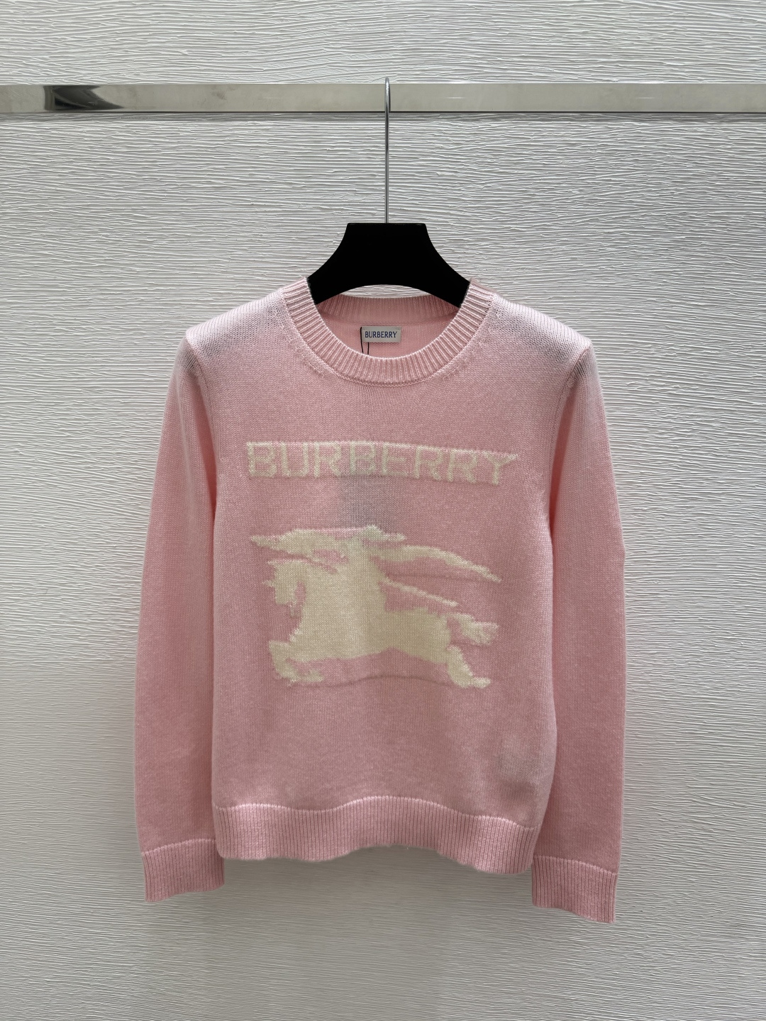 🆕BU家🆕  早秋新款  撞色战马圆领针织长袖 颜色：白色 粉色 卡其 灰色 酒红 黑色 尺码：36.38.40    