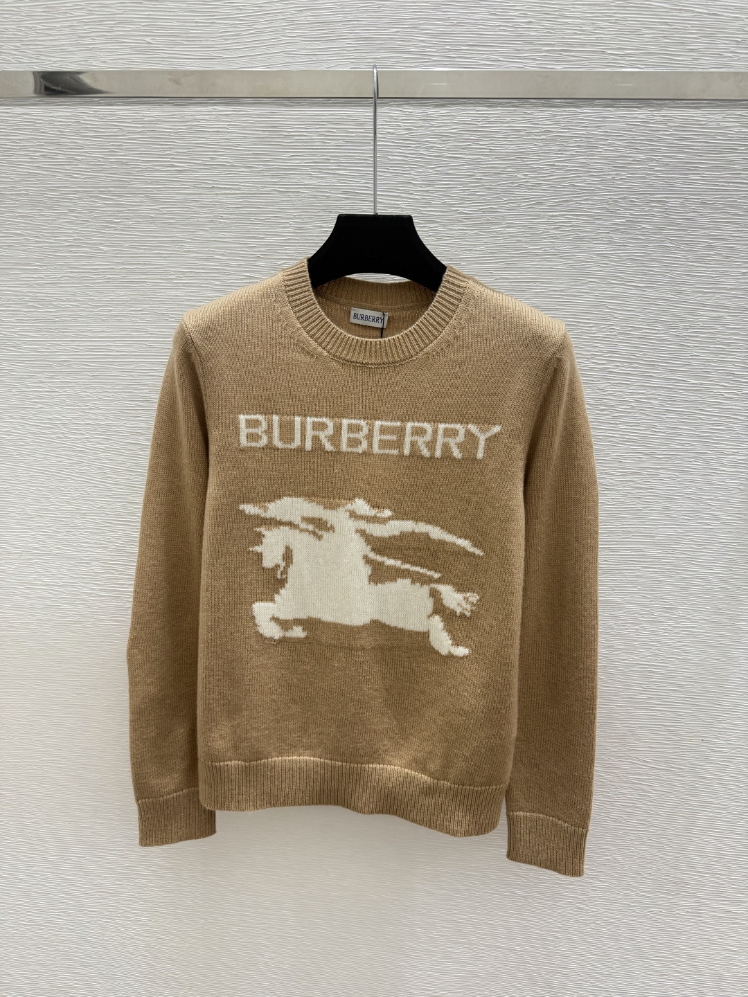 🆕BU家🆕  早秋新款  撞色战马圆领针织长袖 颜色：白色 粉色 卡其 灰色 酒红 黑色 尺码：36.38.40    