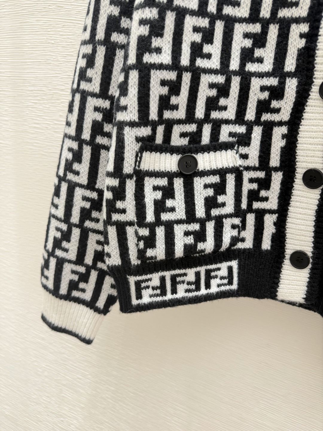 🆕F家🆕  早秋新款  撞色老花字母圆领针织长袖开衫 颜色：白色 咖啡 尺码：36.38.40      