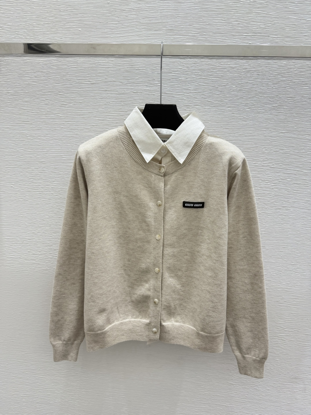 🆕M家🆕  早秋新款  撞色翻领针织长袖开衫 颜色：杏色 灰色 尺码：36.38.40      