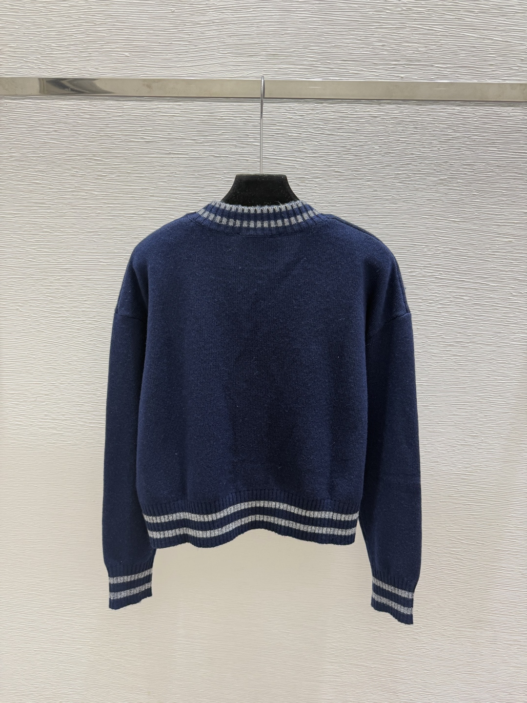 🆕L家🆕  早秋新款  撞色简约V领针织长袖开衫 颜色：宝蓝 尺码：36.38.40      