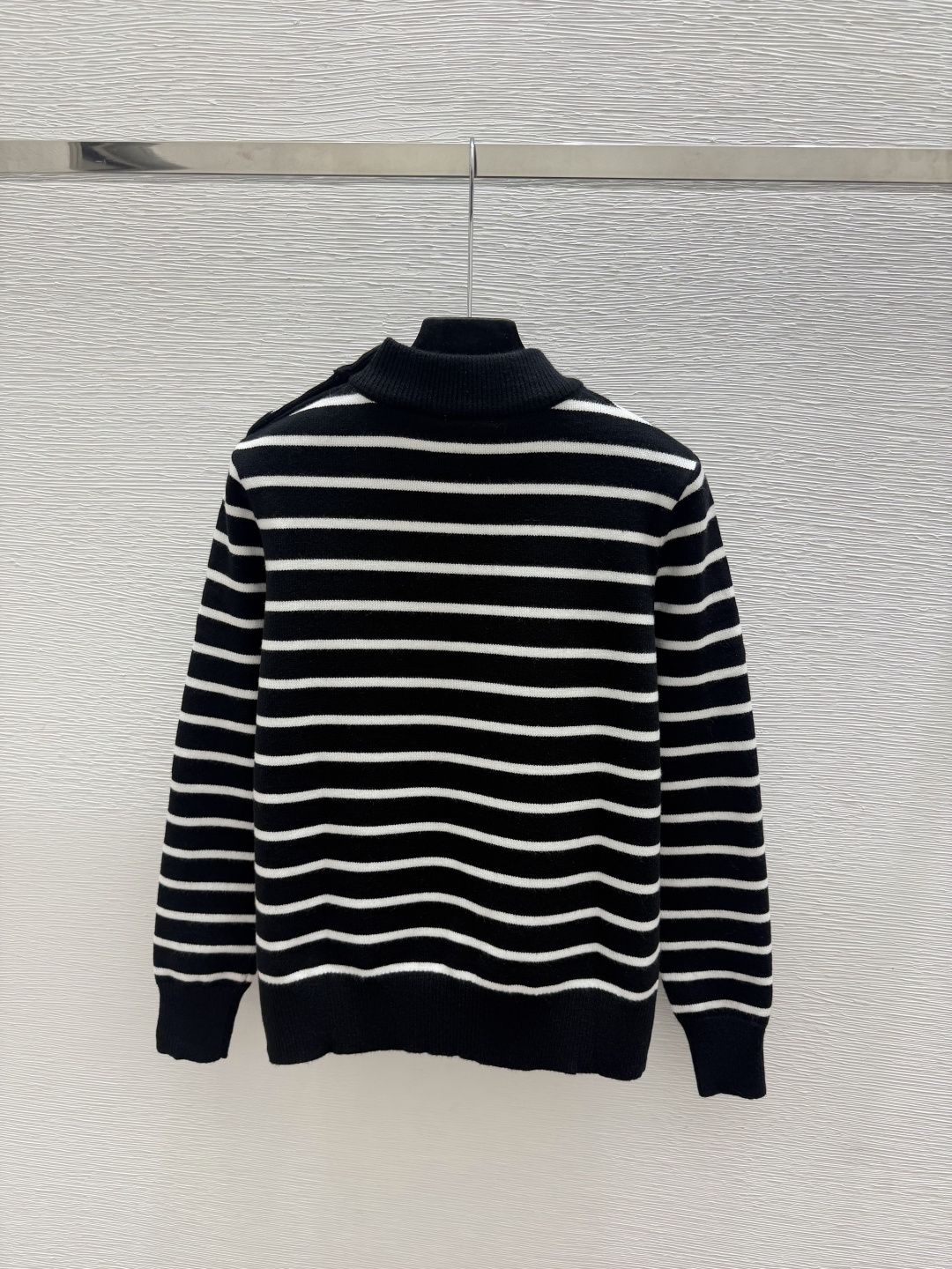🆕CH家🆕  早秋新款  撞色条纹圆领针织长袖 颜色：白色 黑色 尺码：36.38.40      