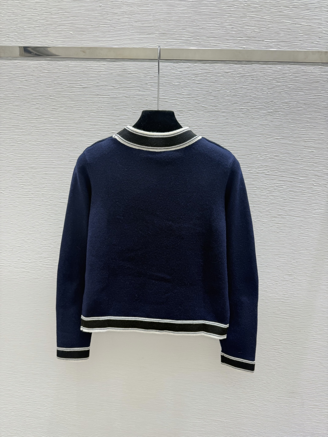 🆕CH家🆕  早秋新款  撞色简约V领针织长袖开衫 颜色：卡其 宝蓝 尺码：36.38.40      