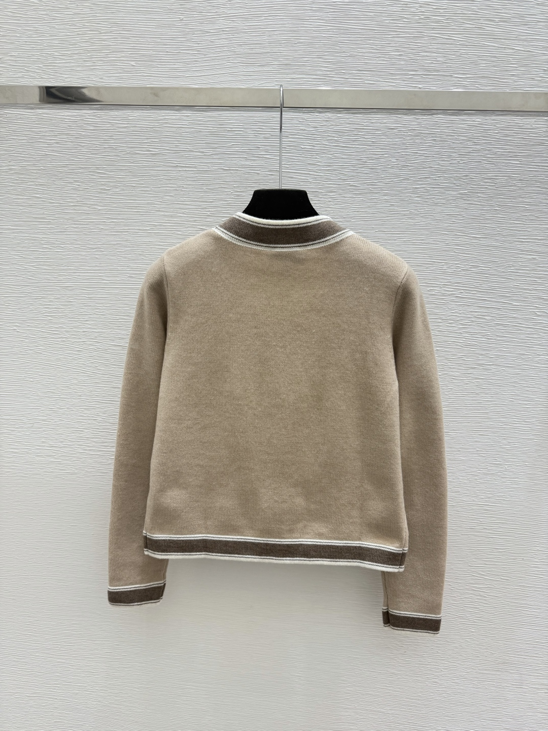 🆕CH家🆕  早秋新款  撞色简约V领针织长袖开衫 颜色：卡其 宝蓝 尺码：36.38.40      