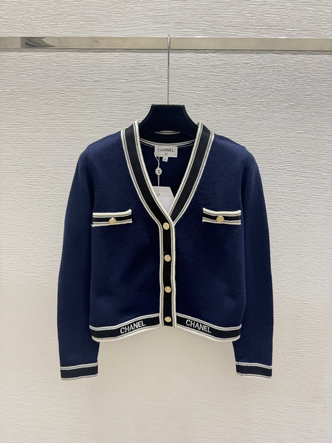 🆕CH家🆕  早秋新款  撞色简约V领针织长袖开衫 颜色：卡其 宝蓝 尺码：36.38.40      