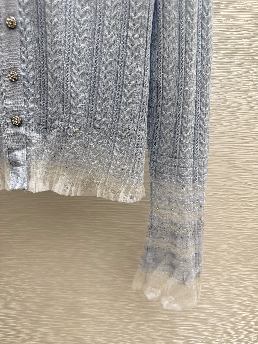🆕CH家🆕  早秋新款  撞色渐变烫钻V领针织长袖开衫 颜色：蓝色 尺码：36.38.40      