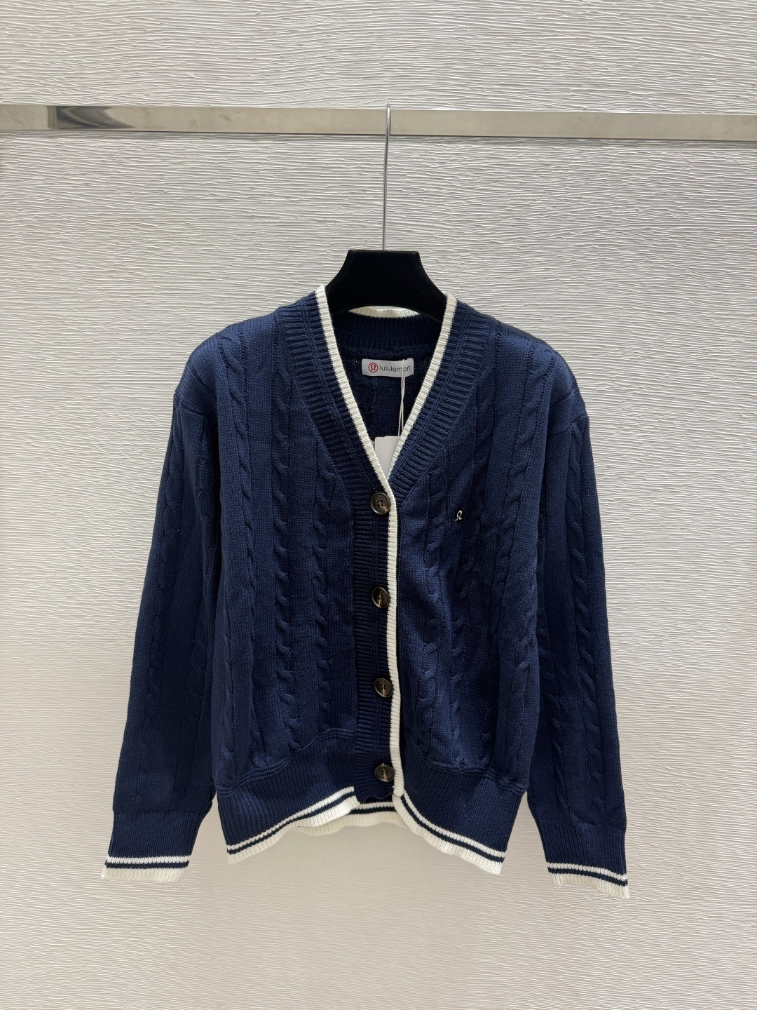 🆕LU家🆕  早秋新款  撞色简约V领针织长袖开衫 颜色：白色 宝蓝 尺码：36.38.40      