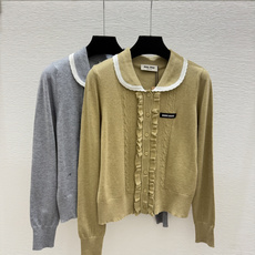 🆕M家🆕 早秋新款 撞色翻领花边针织长袖开衫 颜色:卡其 灰色 尺码:36.38.40 🆕M家🆕 早秋新款 撞色翻领花边针织长袖开衫 颜色:卡其 灰色 尺码:36.38.40