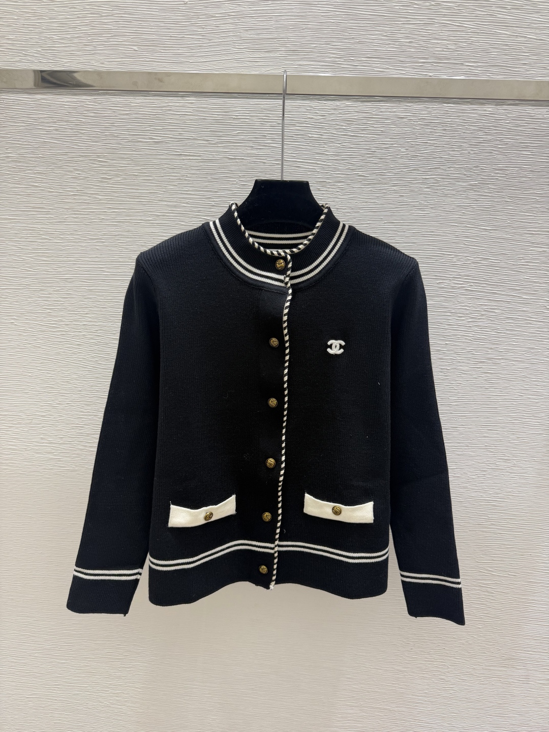 🆕CH家🆕  早秋新款  撞色简约圆领针织长袖开衫 颜色：杏色 黑色 尺码：36.38.40      