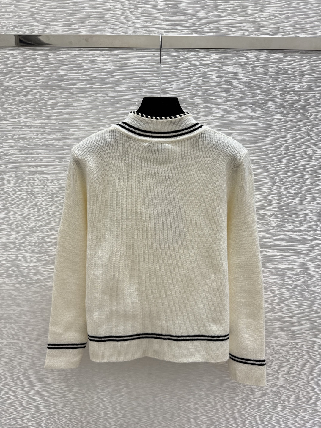 🆕CH家🆕  早秋新款  撞色简约圆领针织长袖开衫 颜色：杏色 黑色 尺码：36.38.40      
