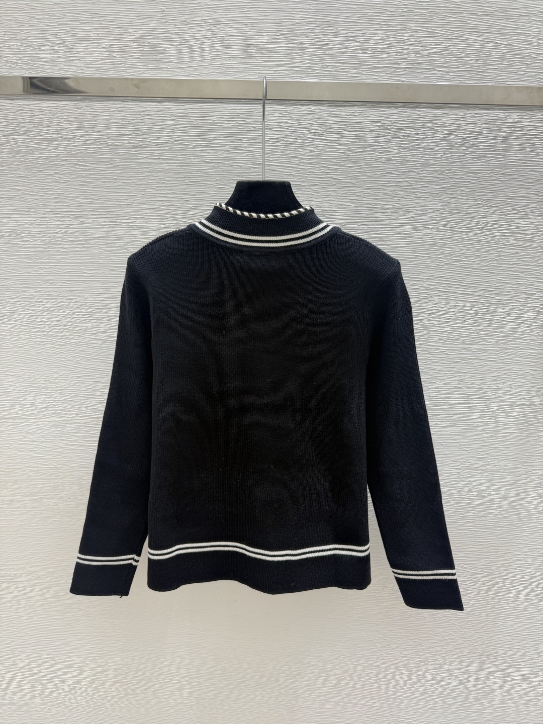 🆕CH家🆕  早秋新款  撞色简约圆领针织长袖开衫 颜色：杏色 黑色 尺码：36.38.40      