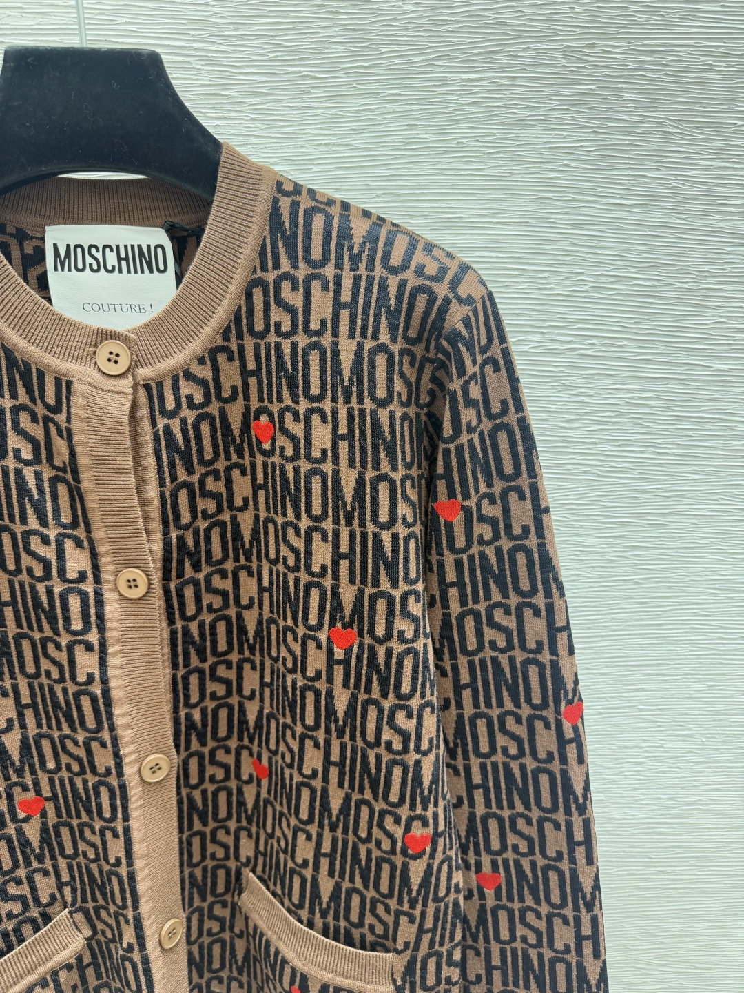 🆕MOSCHINO家🆕  早秋新款  撞色字母圆领针织长袖开衫 颜色：咖啡 尺码：36.38.40      