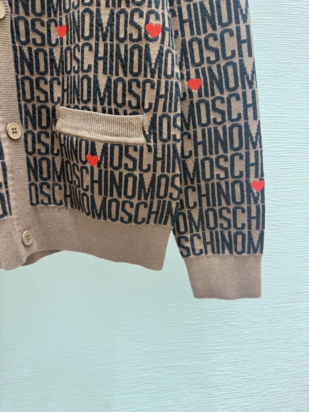 🆕MOSCHINO家🆕  早秋新款  撞色字母圆领针织长袖开衫 颜色：咖啡 尺码：36.38.40      