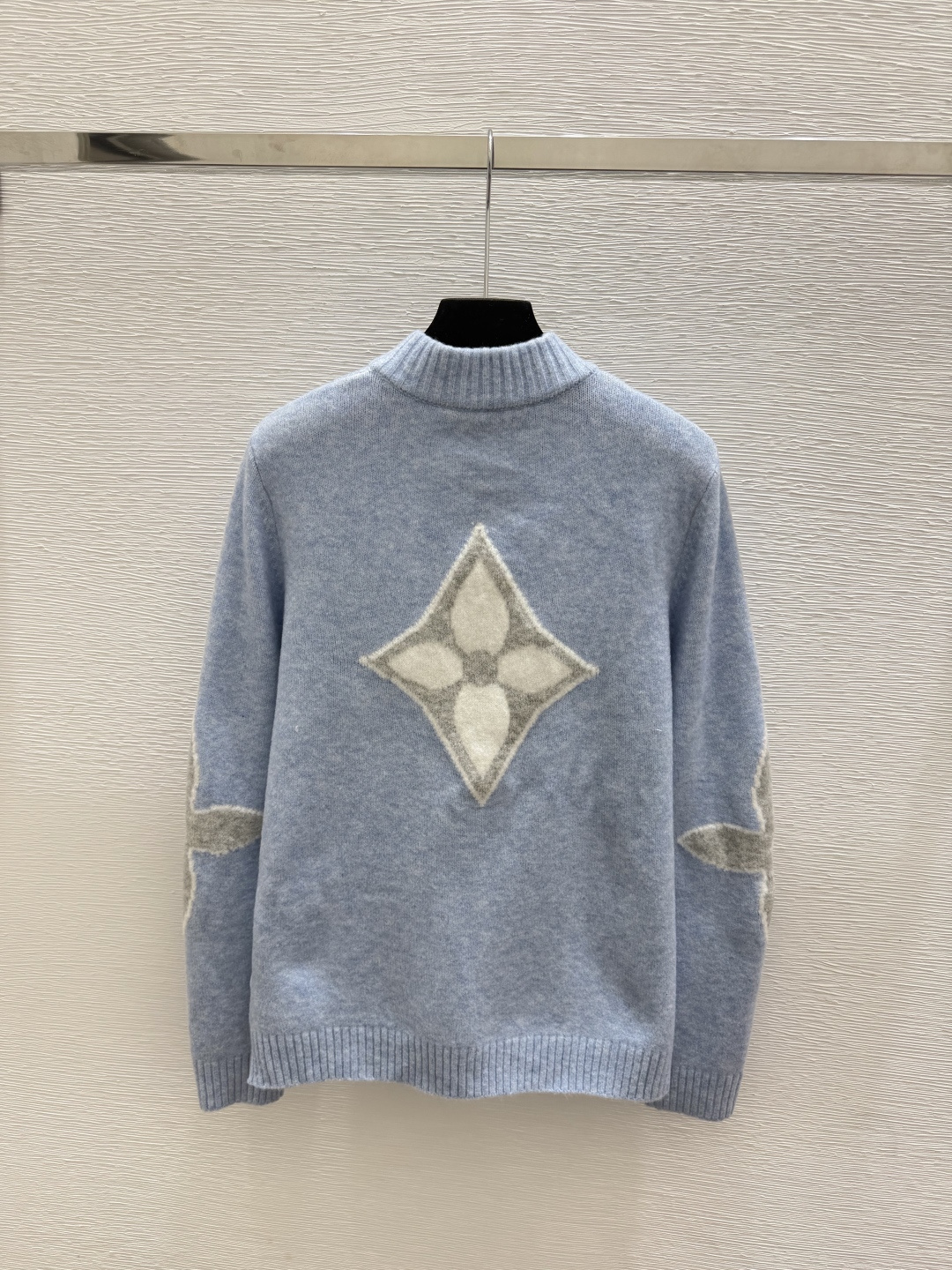 🆕L家🆕  早秋新款  撞色字母高领针织长袖 颜色：蓝色 尺码：36.38.40      