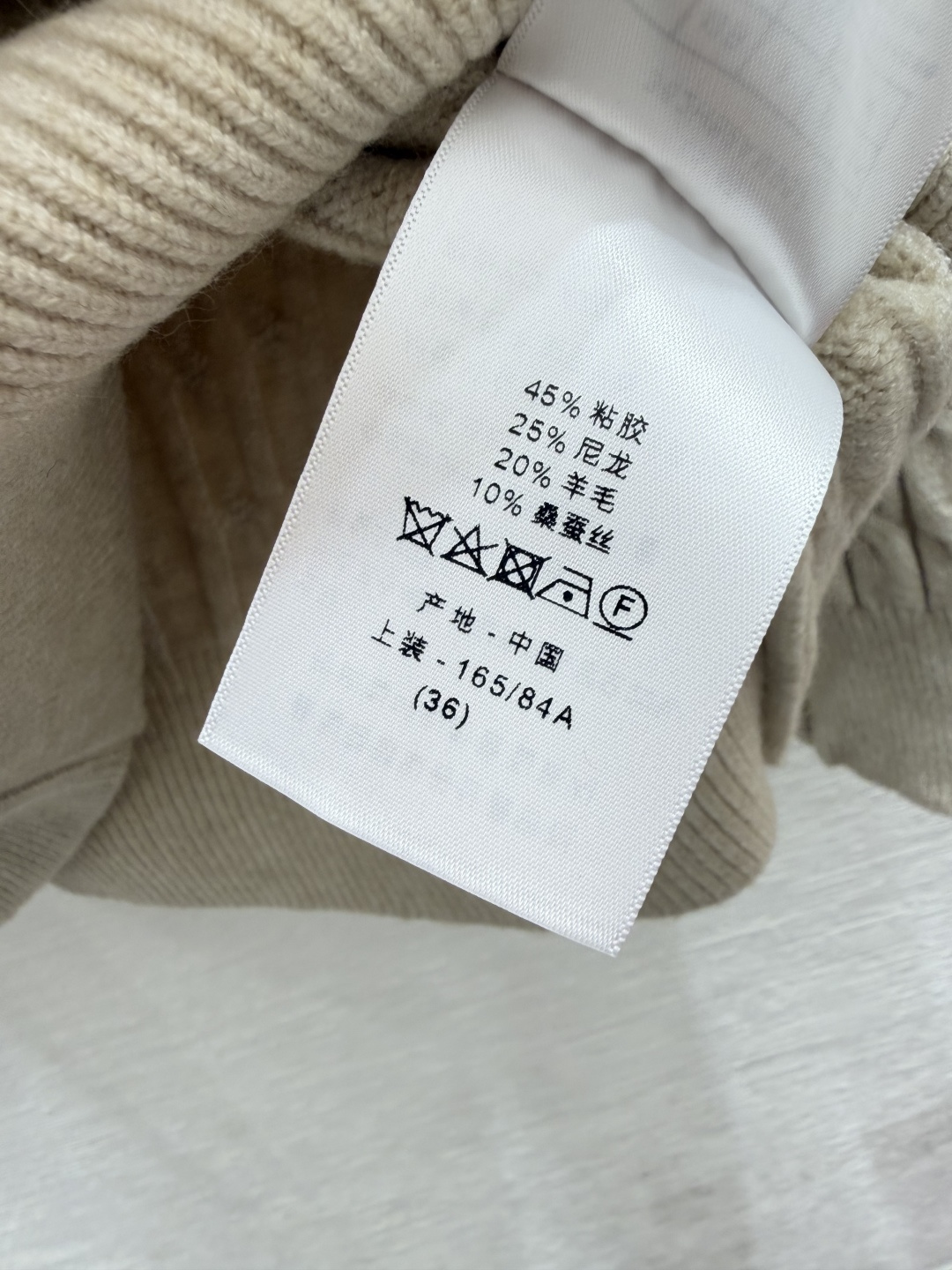 🆕D家🆕  早秋新款  纯色简约翻领针织长袖 颜色：杏色 咖啡 尺码：36.38.40      
