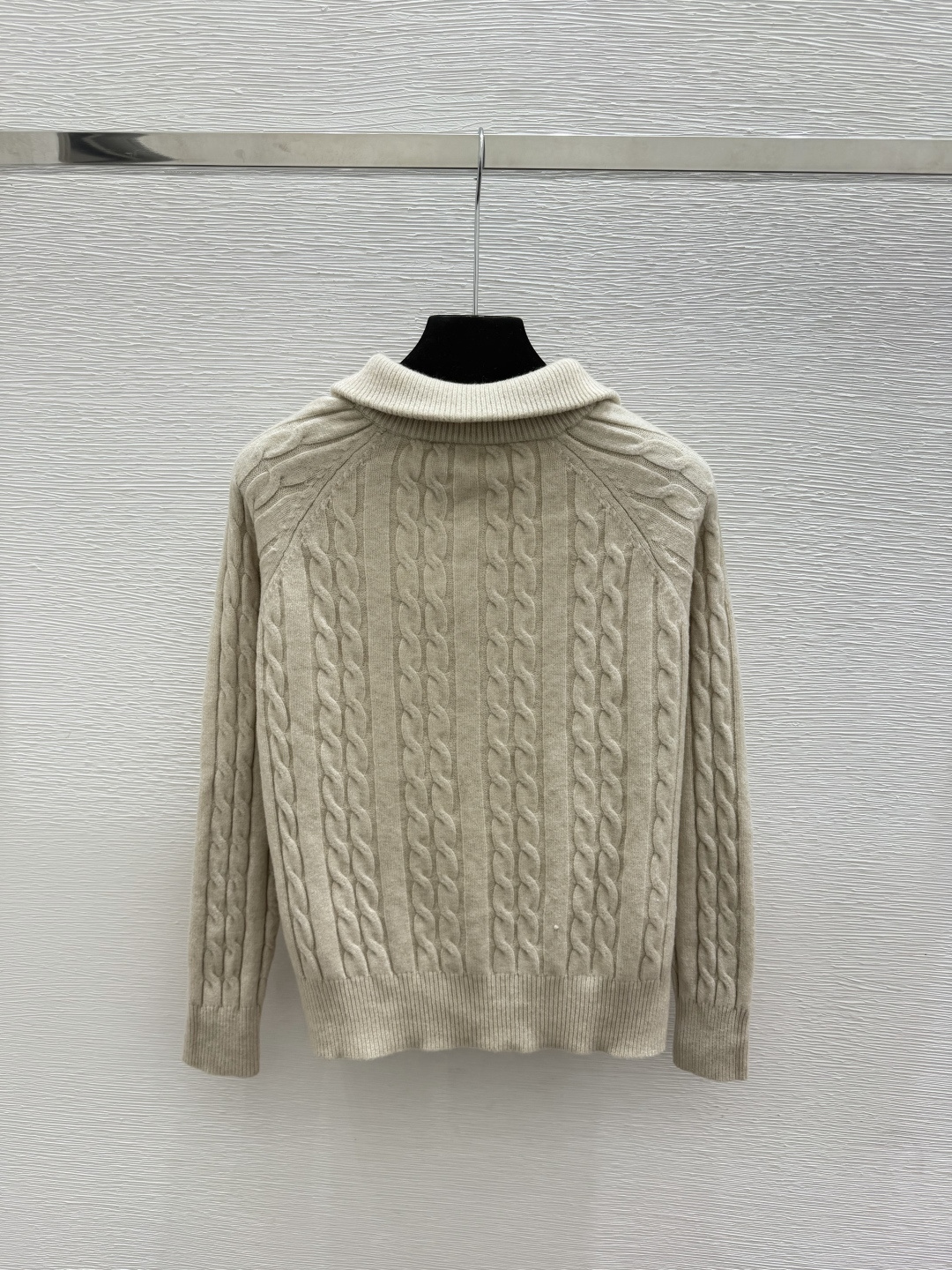 🆕D家🆕  早秋新款  纯色简约翻领针织长袖 颜色：杏色 咖啡 尺码：36.38.40      