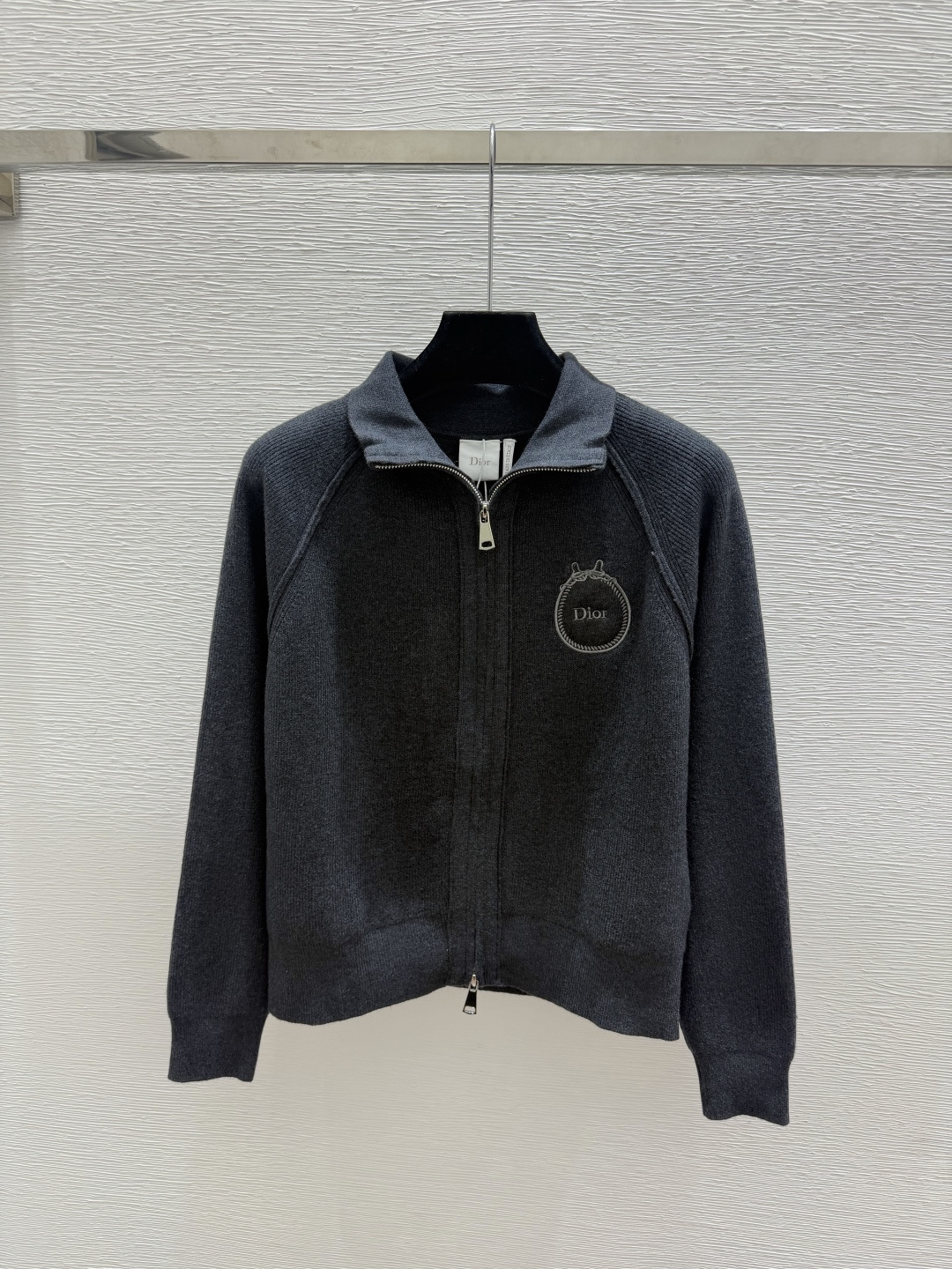 🆕D家🆕  早秋新款  纯色简约翻领针织长袖开衫 颜色：白色 粉色 黑色 咖啡 灰色 尺码：36.38.40      
