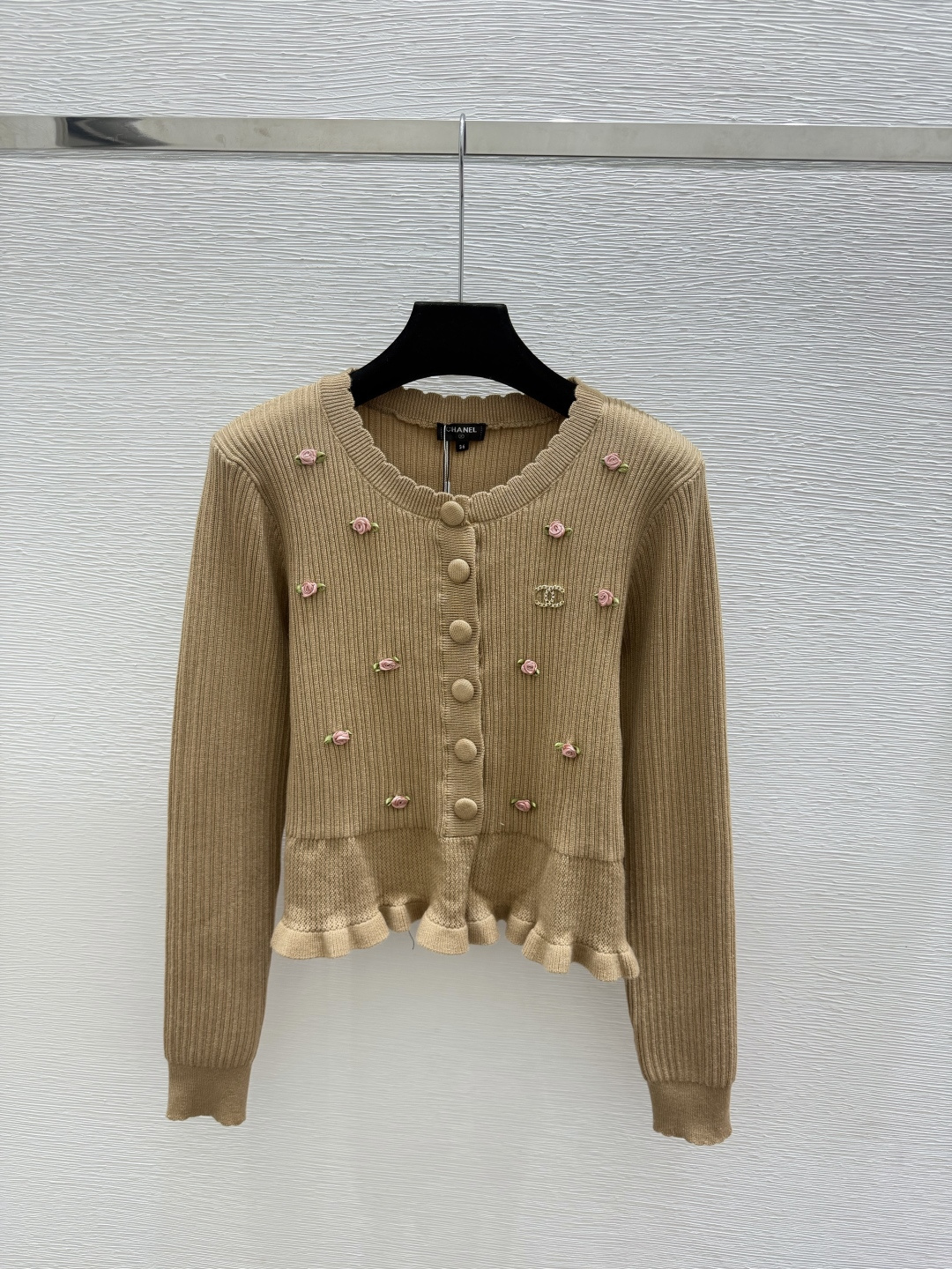 🆕CH家🆕  早秋新款  撞色花卉圆领针织长袖开衫 颜色：杏色 卡其 尺码：36.38.40      