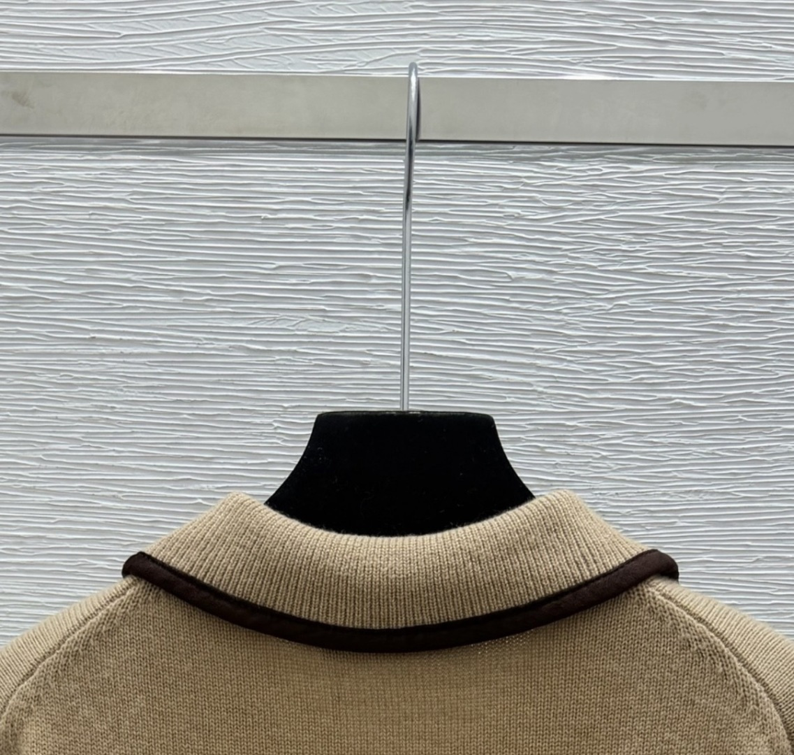 🆕M家🆕  早秋新款  撞色翻领针织长袖 颜色：卡其 尺码：36.38.40      