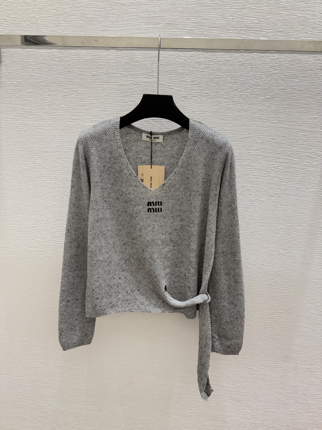 🆕M家🆕  早秋新款  纯色简约V领针织长袖 颜色：杏色 灰色 咖啡 尺码：36.38.40      