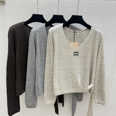 🆕M家🆕 早秋新款 纯色简约V领针织长袖 颜色:杏色 灰色 咖啡 尺码:36.38.40 🆕M家🆕 早秋新款 纯色简约V领针织长袖 颜色:杏色 灰色 咖啡 尺码:36.38.40