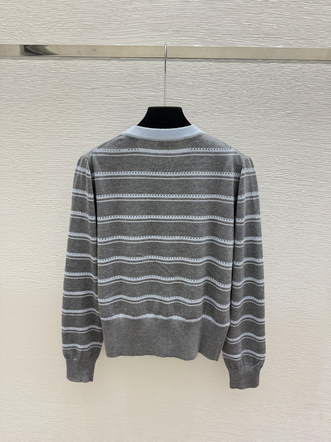 🆕LO家🆕  早秋新款  撞色条纹圆领针织长袖开衫 颜色：白色 灰色 尺码：36.38.40      