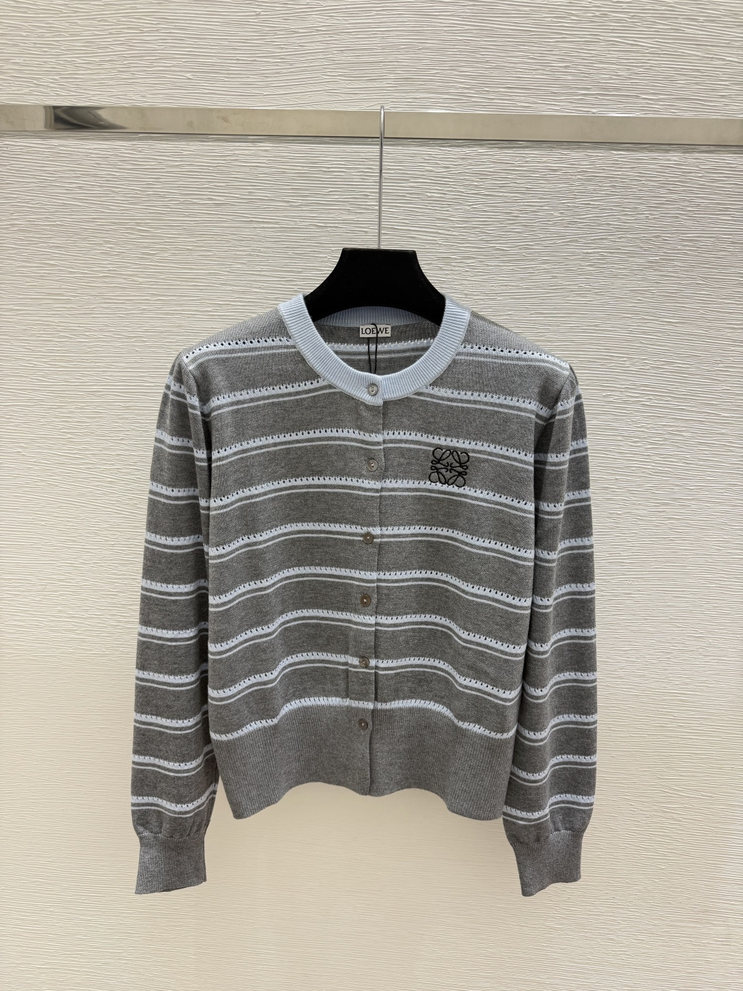 🆕LO家🆕  早秋新款  撞色条纹圆领针织长袖开衫 颜色：白色 灰色 尺码：36.38.40      