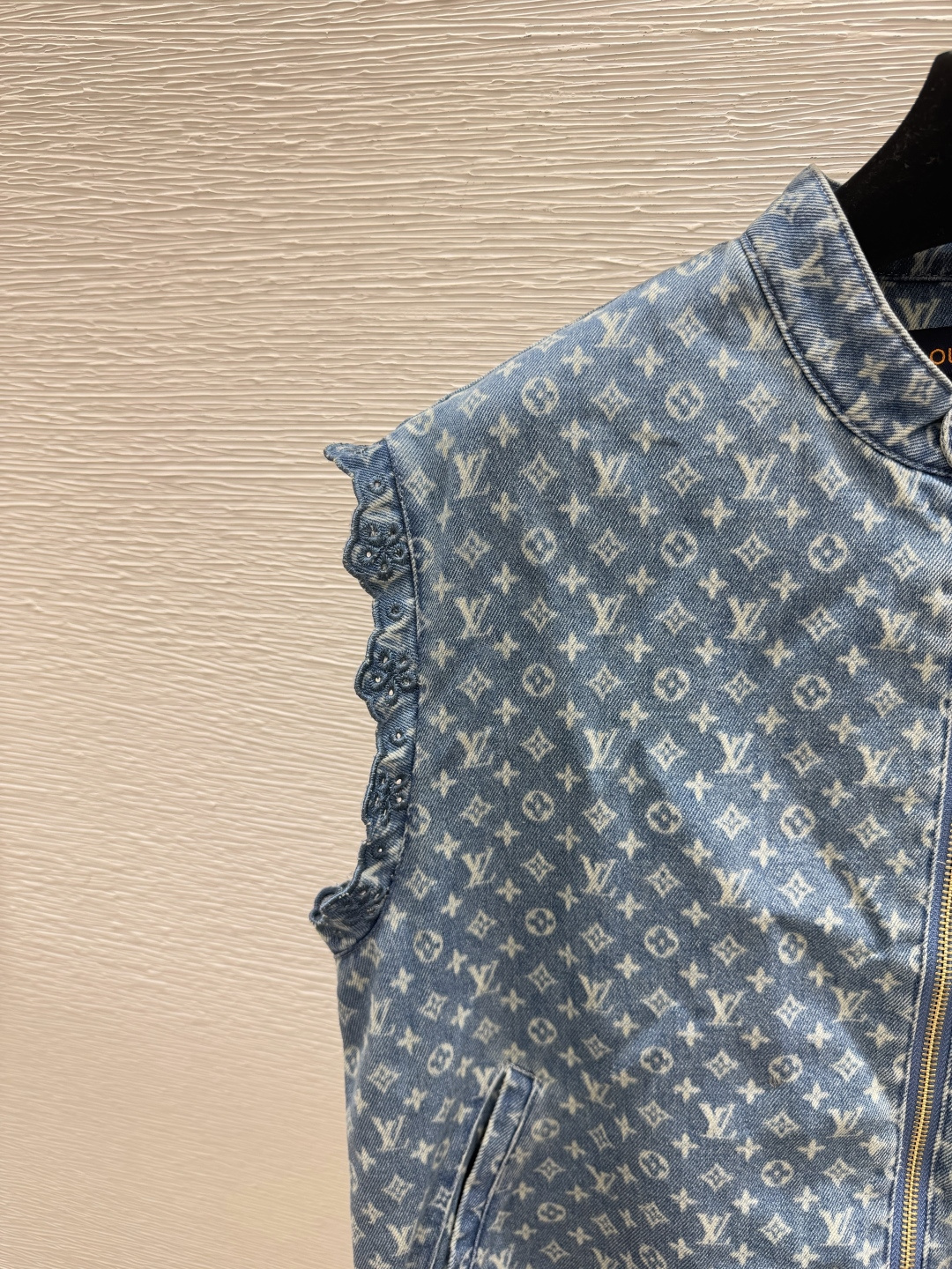 🆕M家🆕  早秋新款  撞色老花字母圆领背心开衫 颜色：蓝色 尺码：36.38.40      
