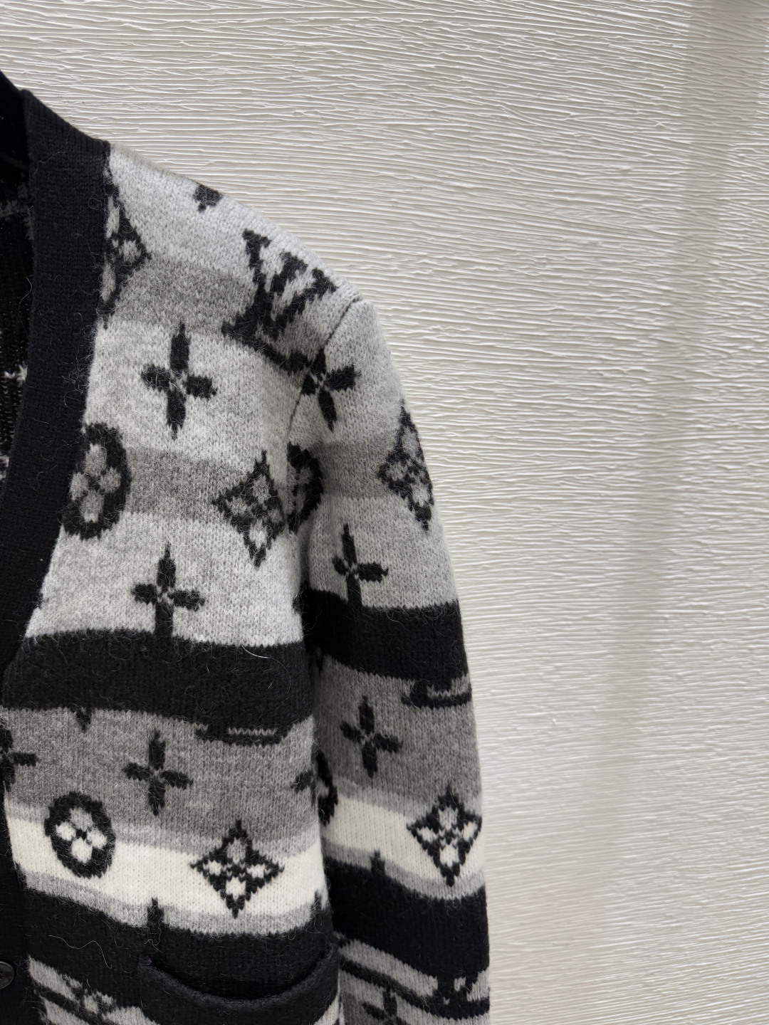 🆕L家🆕  早秋新款  撞色老花字母V领针织长袖开衫 颜色：灰色 尺码：36.38.40      