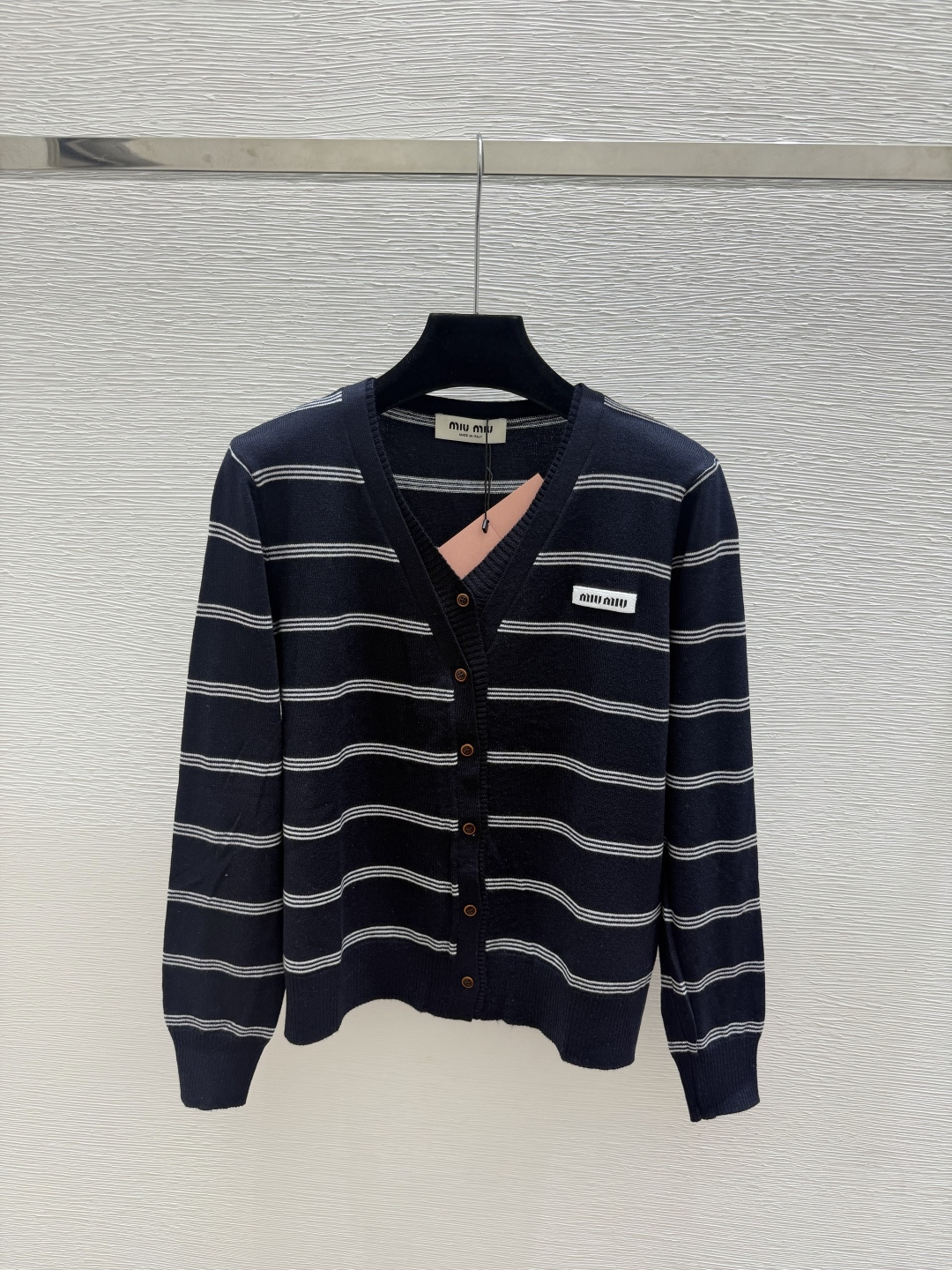 🆕M家🆕  早秋新款 撞色条纹V领针织长袖开衫 颜色：杏色 宝蓝 尺码：36.38.40