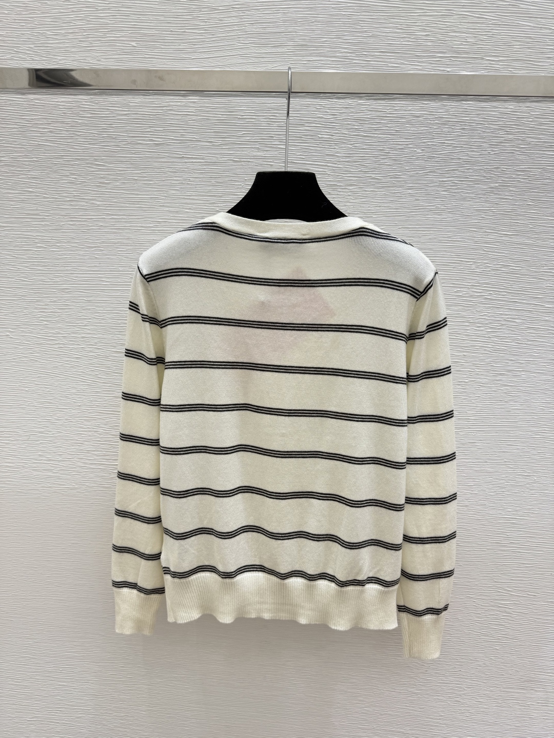 🆕M家🆕  早秋新款 撞色条纹V领针织长袖开衫 颜色：杏色 宝蓝 尺码：36.38.40
