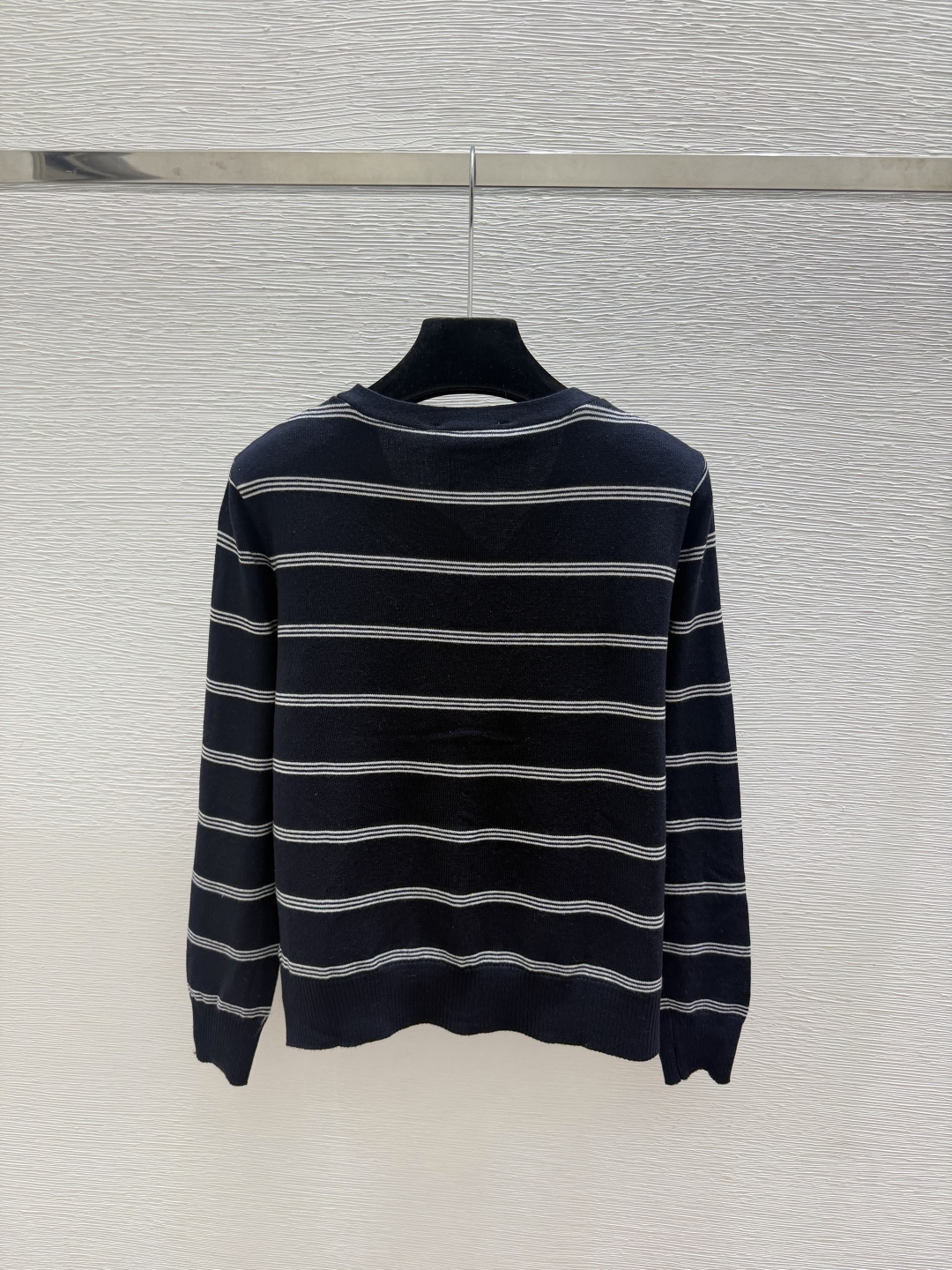 🆕M家🆕  早秋新款 撞色条纹V领针织长袖开衫 颜色：杏色 宝蓝 尺码：36.38.40