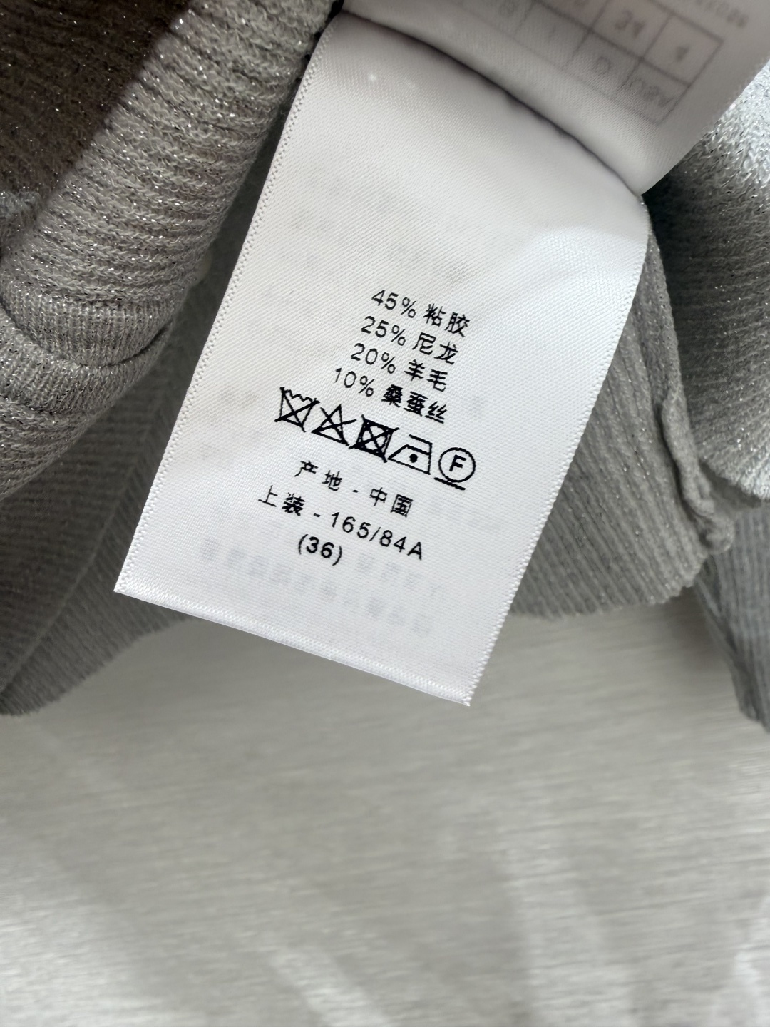 🆕D家🆕  早秋新款 纯色简约V领针织长袖开衫 颜色：银色 黑色 尺码：36.38.40