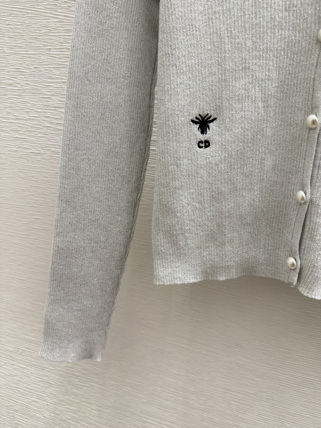 🆕D家🆕  早秋新款 纯色简约V领针织长袖开衫 颜色：银色 黑色 尺码：36.38.40
