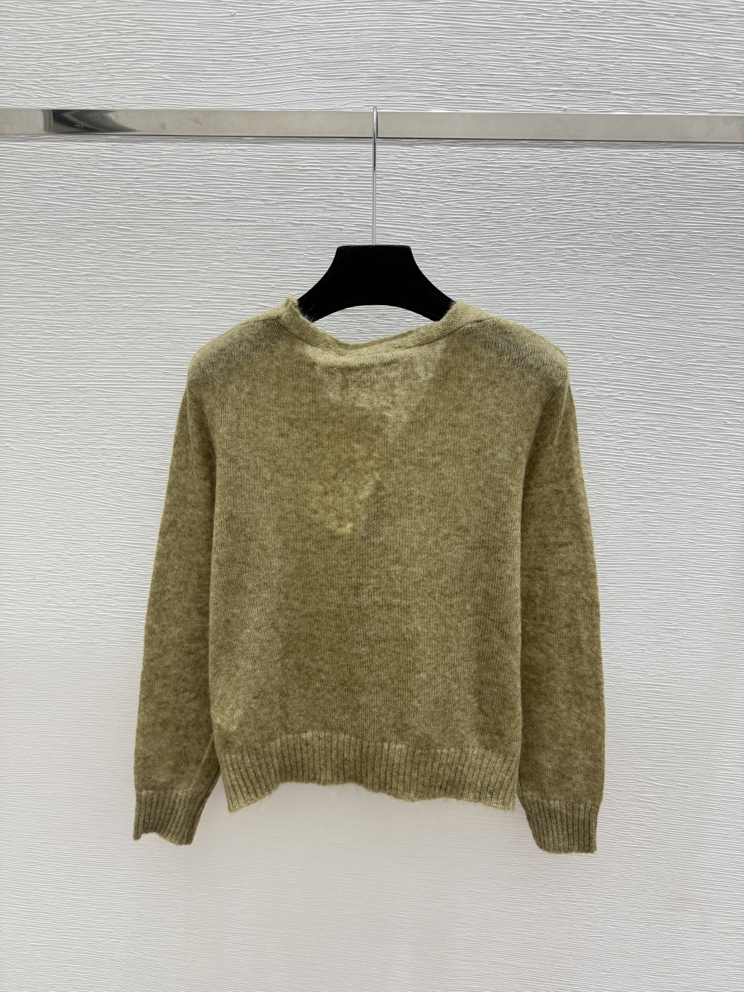 🆕D家🆕  早秋新款 纯色简约V领针织长袖开衫 颜色：杏色 绿色 尺码：36.38.40
