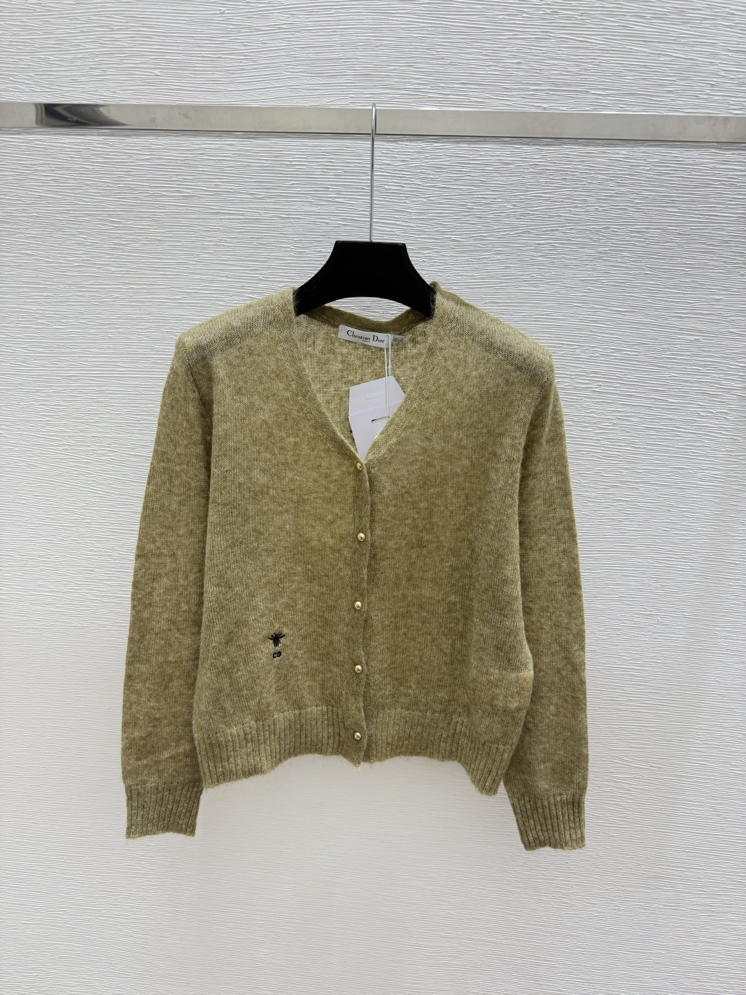 🆕D家🆕  早秋新款 纯色简约V领针织长袖开衫 颜色：杏色 绿色 尺码：36.38.40