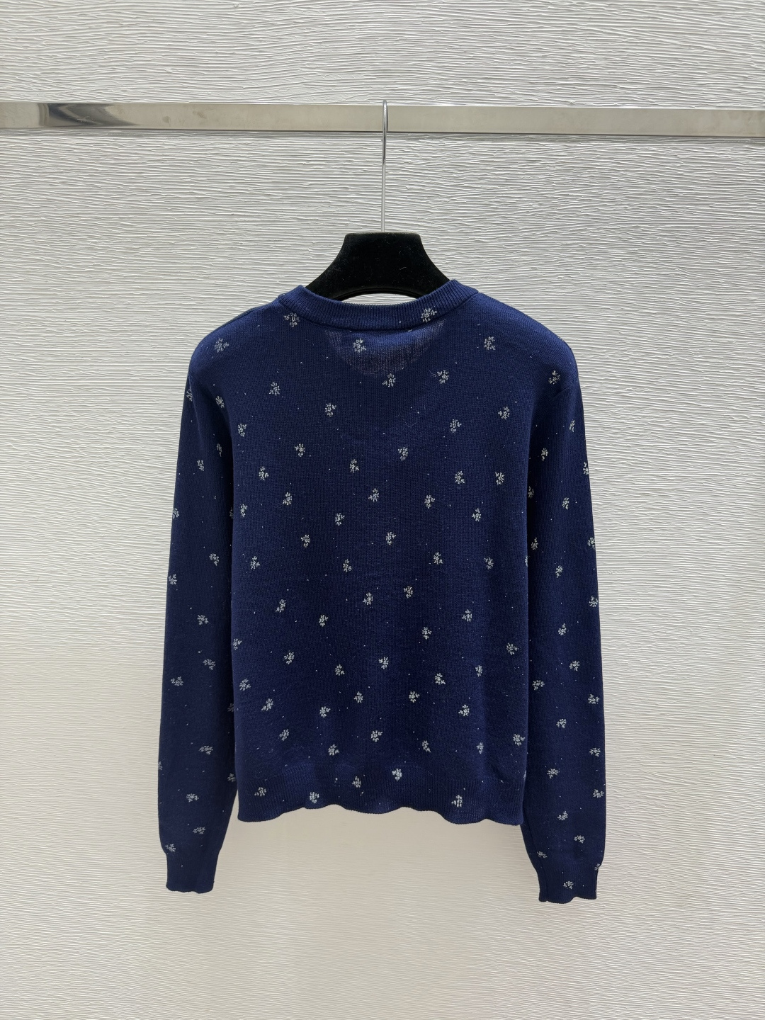🆕D家🆕  早秋新款 撞色花卉圆领针织长袖开衫 颜色：白色 宝蓝 尺码：36.38.40