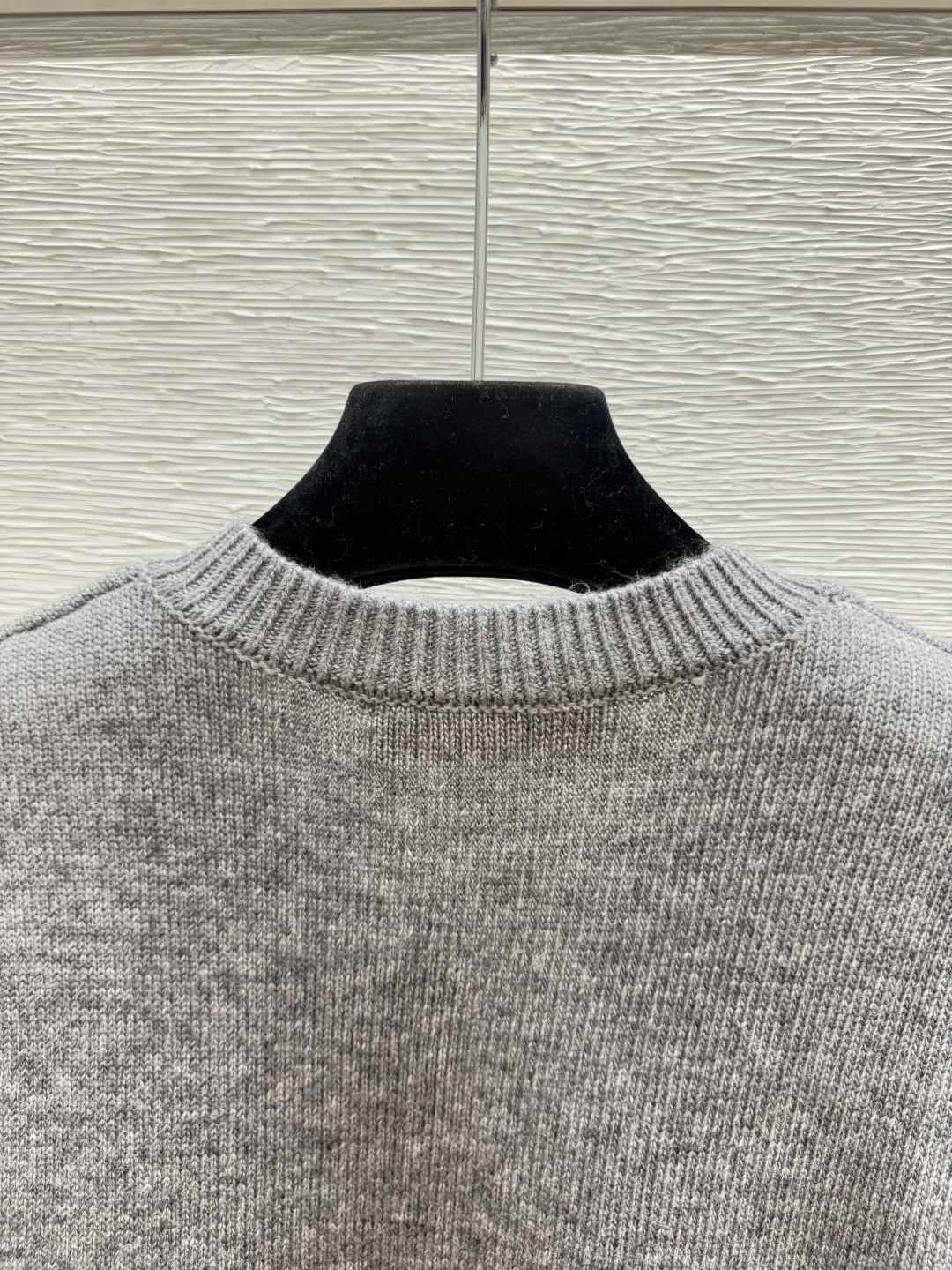 🆕VA家🆕  早秋新款 纯色简约V领针织长袖 颜色：灰色 尺码：36.38.40