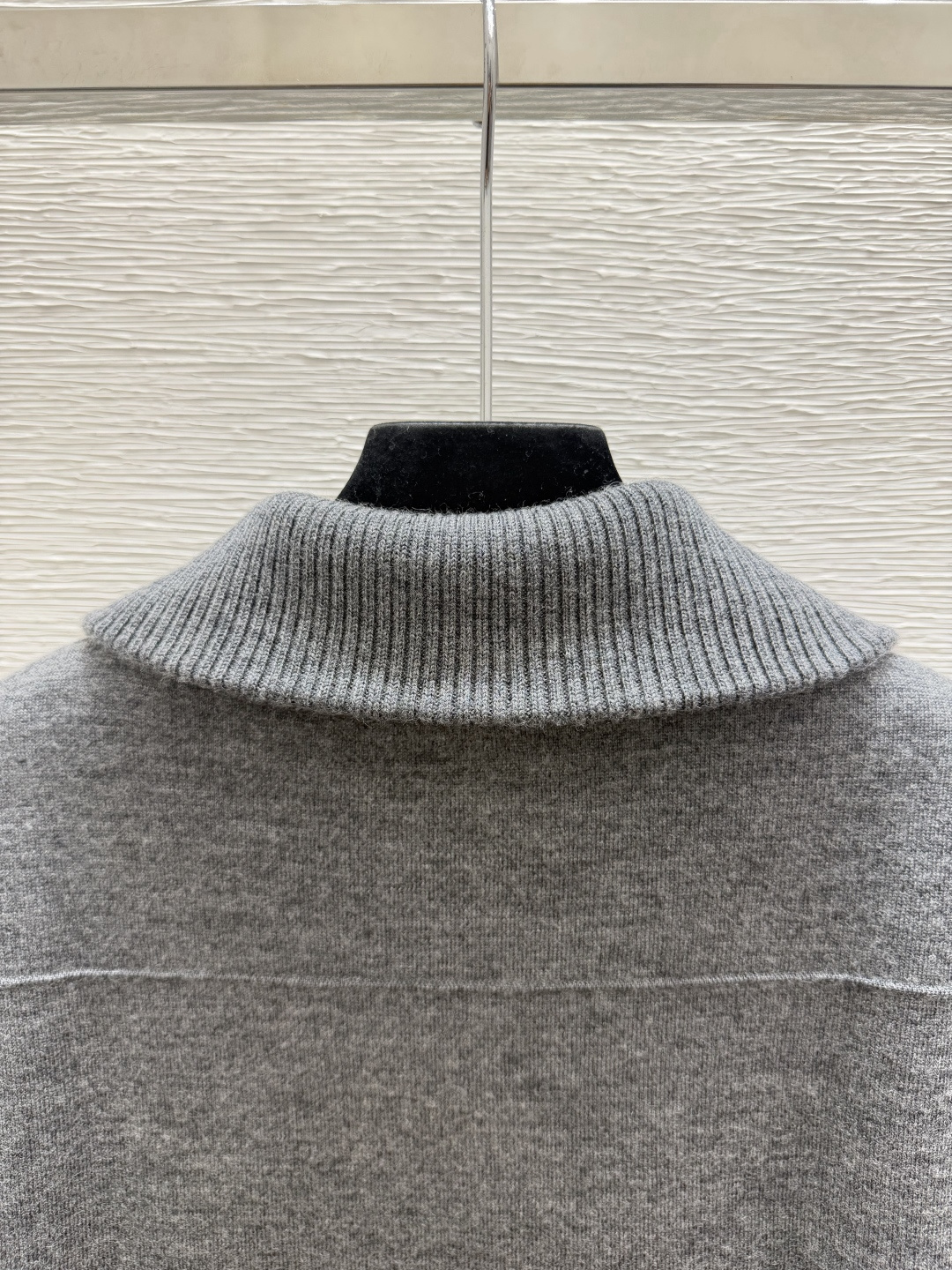 🆕BC家🆕  早秋新款 纯色简约翻领针织长袖开衫 颜色：灰色 尺码：36.38.40