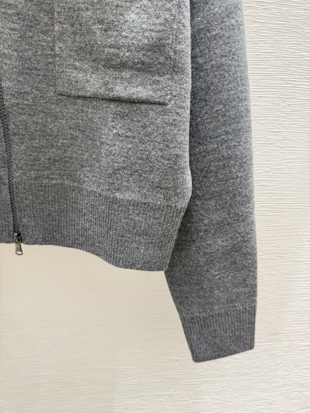 🆕BC家🆕  早秋新款 纯色简约翻领针织长袖开衫 颜色：灰色 尺码：36.38.40