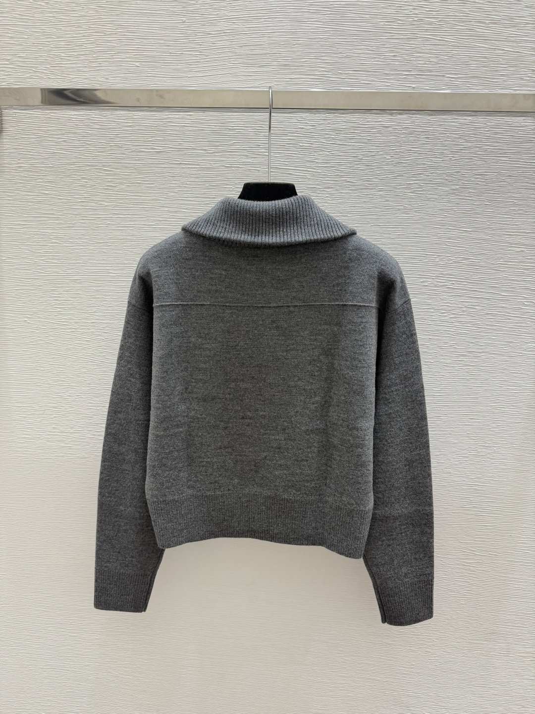 🆕BC家🆕  早秋新款 纯色简约翻领针织长袖开衫 颜色：灰色 尺码：36.38.40