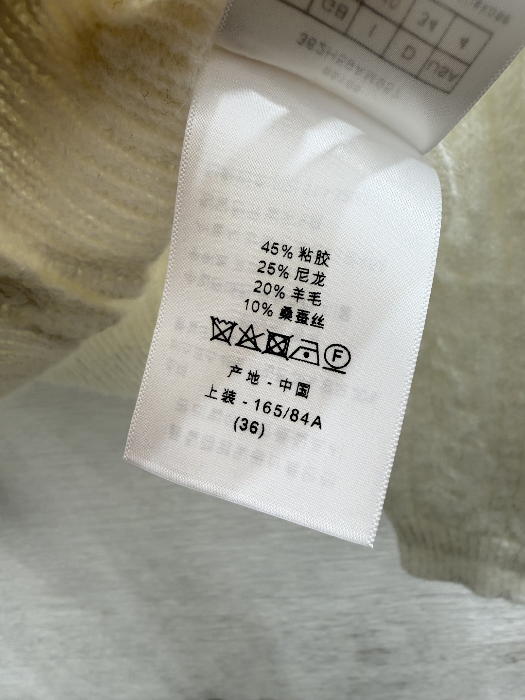 🆕D家🆕  早秋新款 纯色简约V领针织长袖开衫 颜色：白色 灰色 尺码：36.38.40