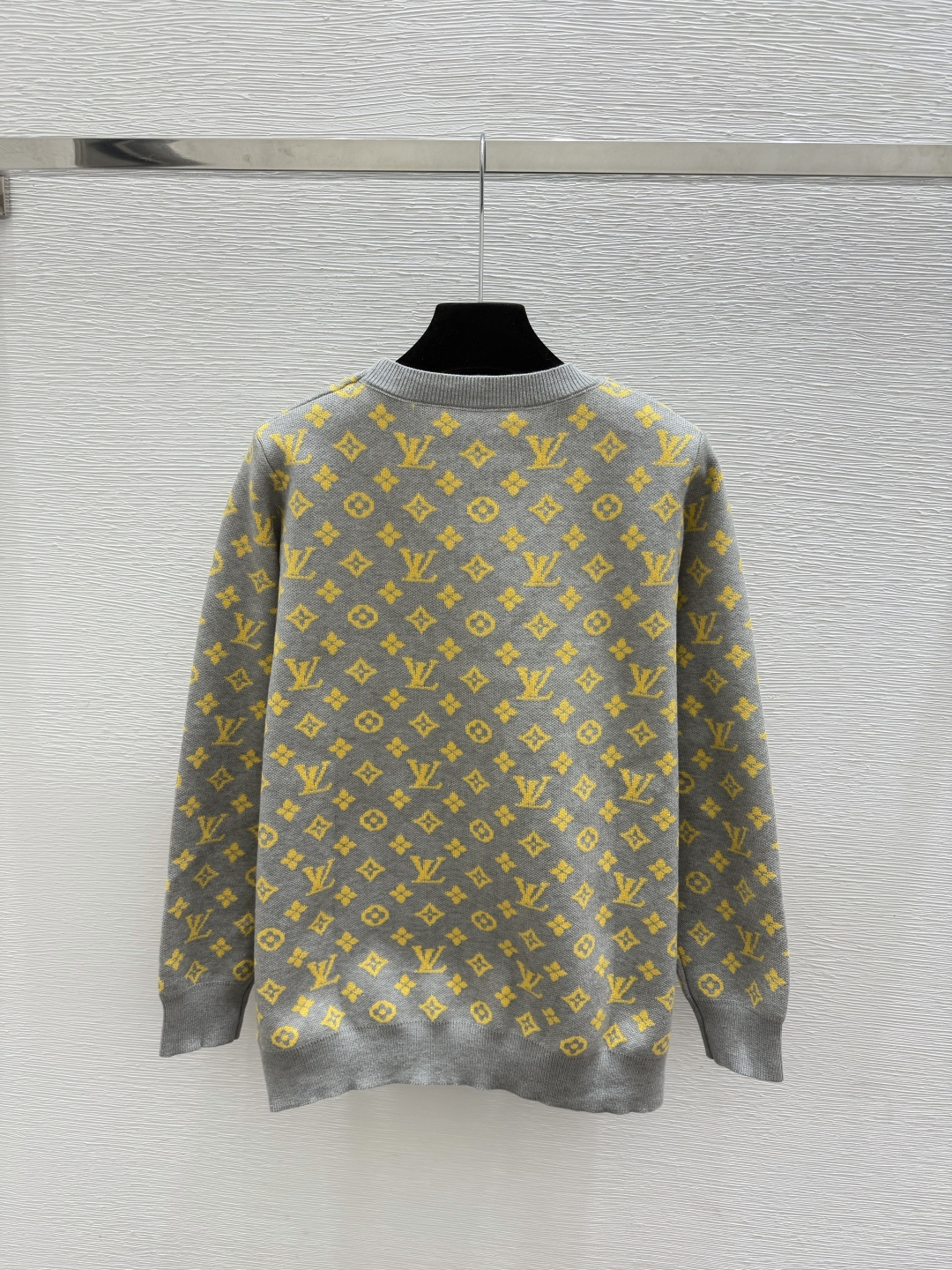 🆕L家🆕  早秋新款 撞色老花字母V领针织长袖开衫 颜色：灰色 尺码：36.38.40