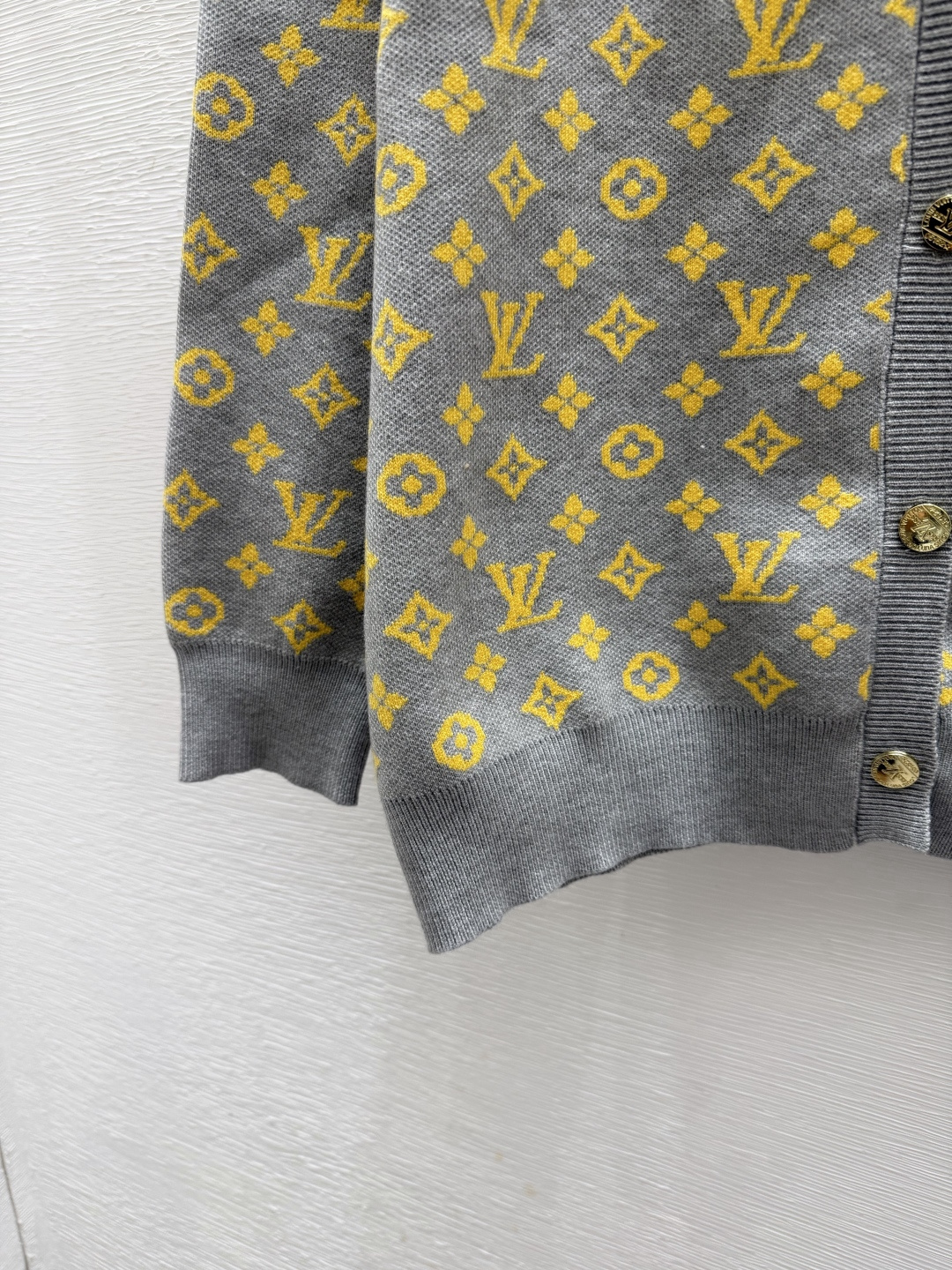 🆕L家🆕  早秋新款 撞色老花字母V领针织长袖开衫 颜色：灰色 尺码：36.38.40