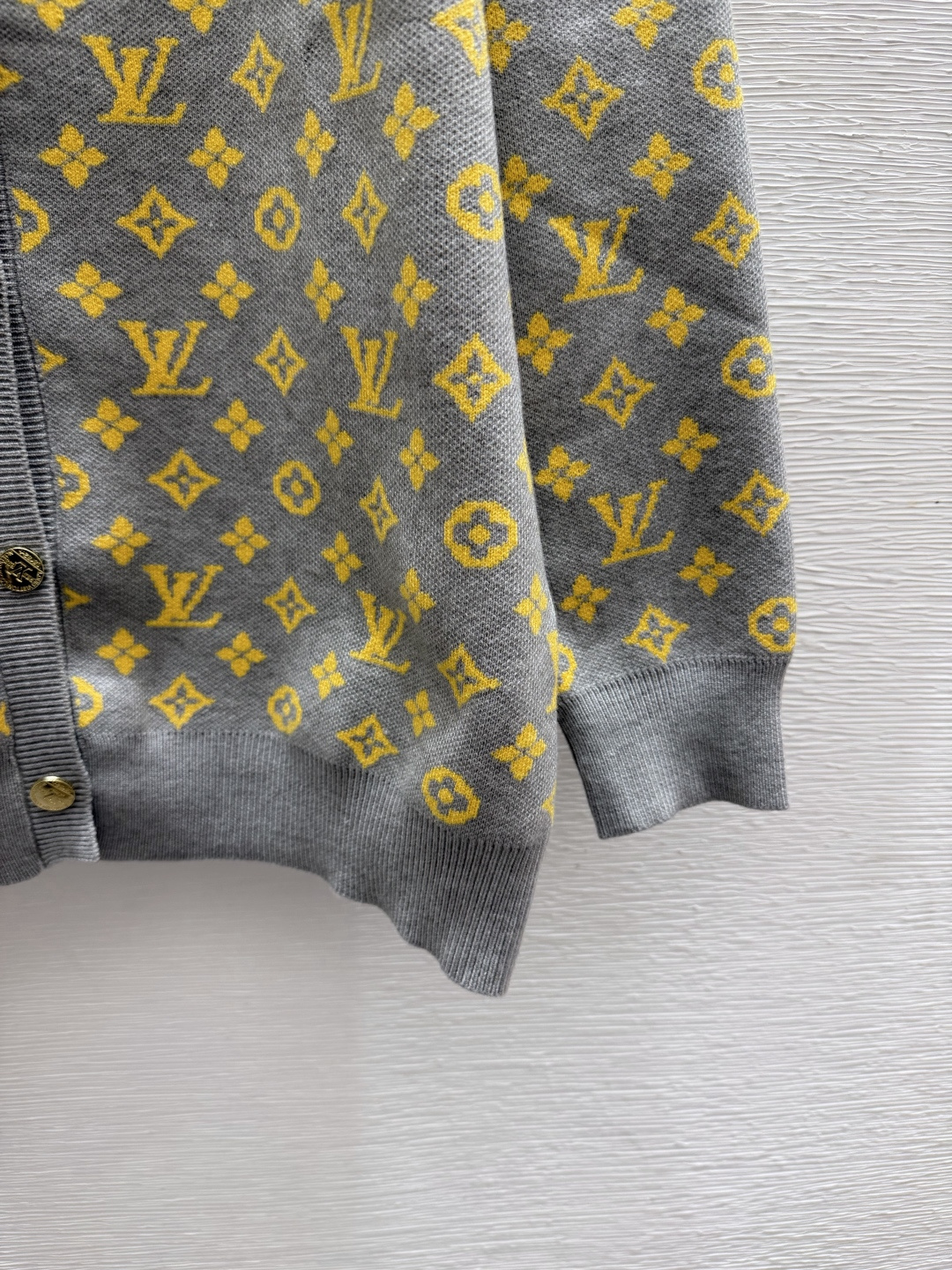 🆕L家🆕  早秋新款 撞色老花字母V领针织长袖开衫 颜色：灰色 尺码：36.38.40