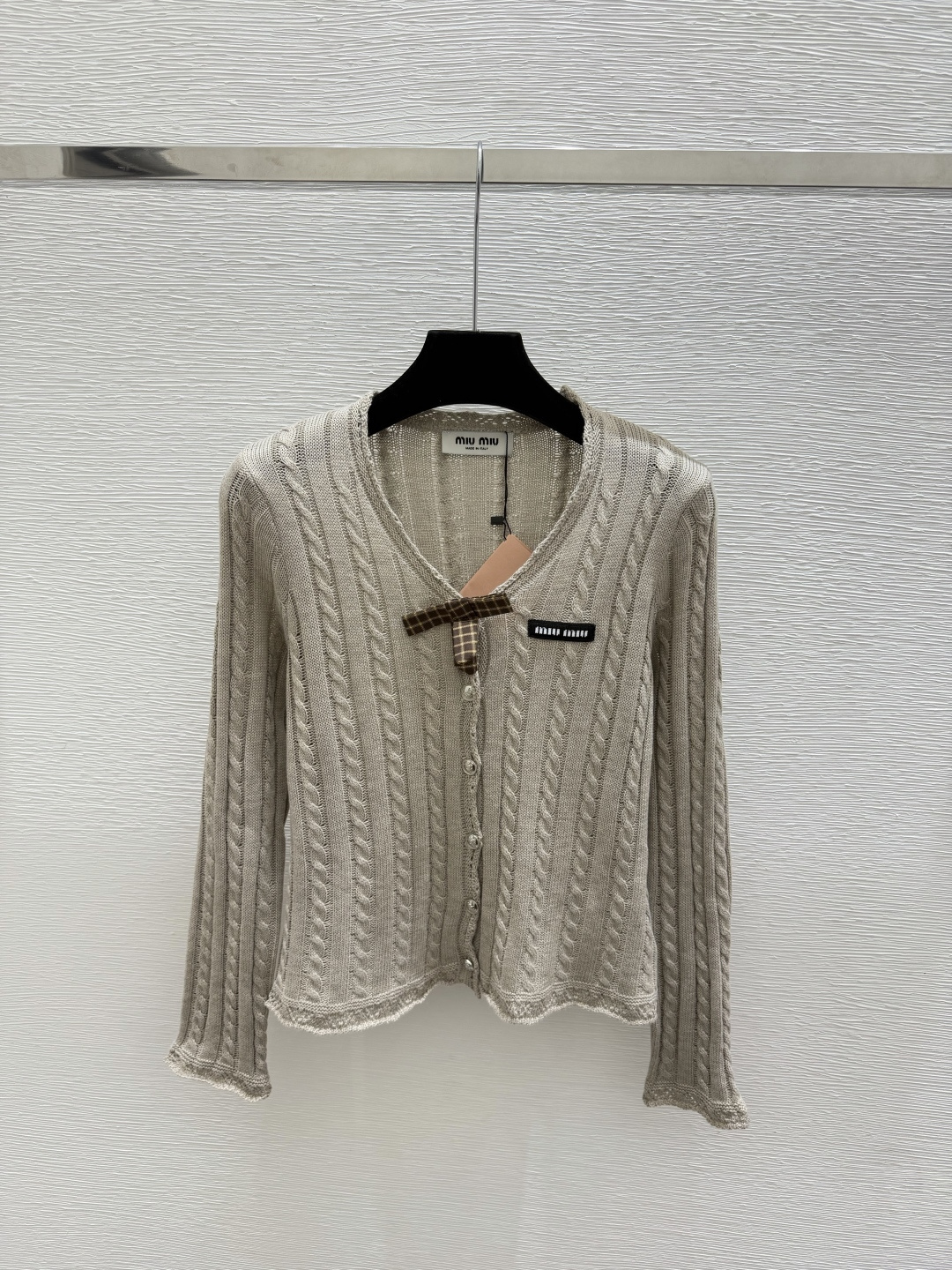 🆕M家🆕  早秋新款 纯色简约V领针织长袖开衫 颜色：白色 燕麦 尺码：36.38.40