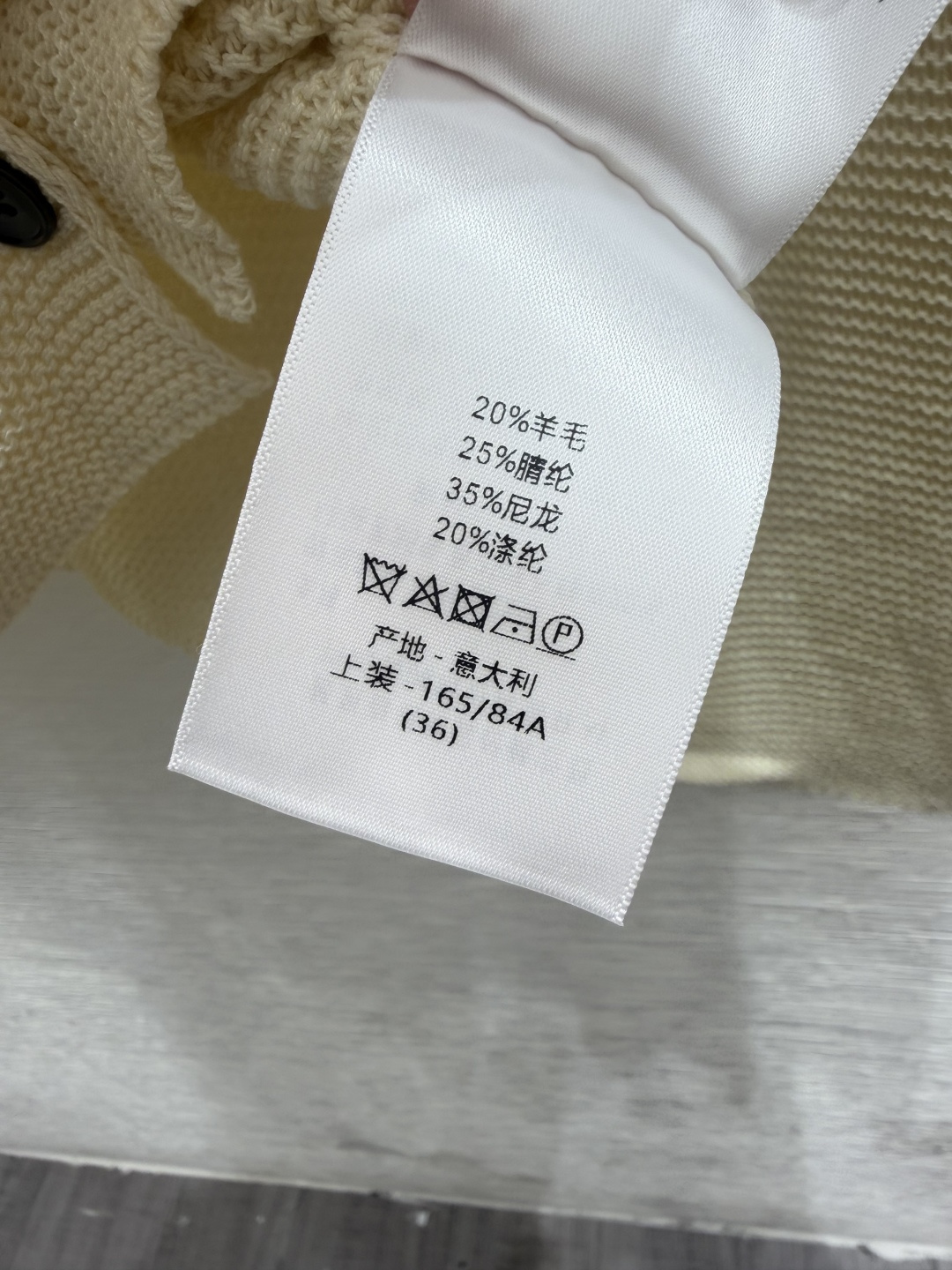 🆕D家🆕  早秋新款 纯色简约圆领针织长袖开衫 颜色：杏色 咖啡 尺码：36.38.40