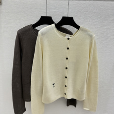 🆕D家🆕 早秋新款 纯色简约圆领针织长袖开衫 颜色:杏色 咖啡 尺码:36.38.40 🆕D家🆕 早秋新款 纯色简约圆领针织长袖开衫 颜色:杏色 咖啡 尺码:36.38.40