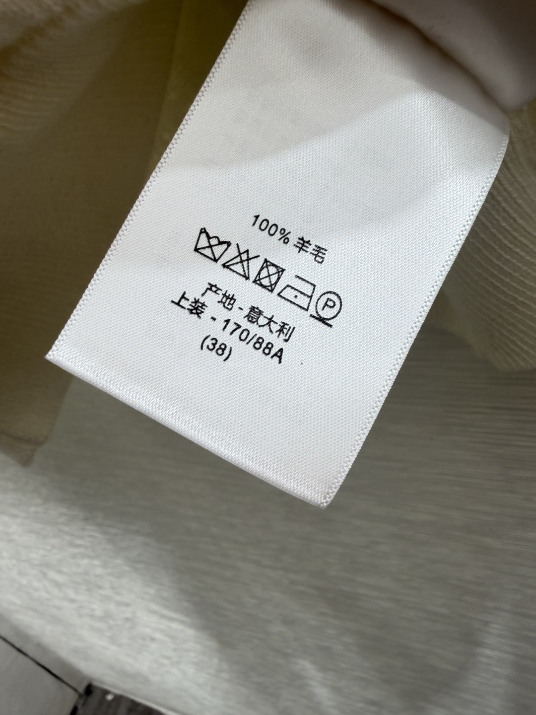 🆕D家🆕  早秋新款 撞色花卉圆领针织长袖 颜色：白色 灰色 宝蓝 尺码：36.38.40