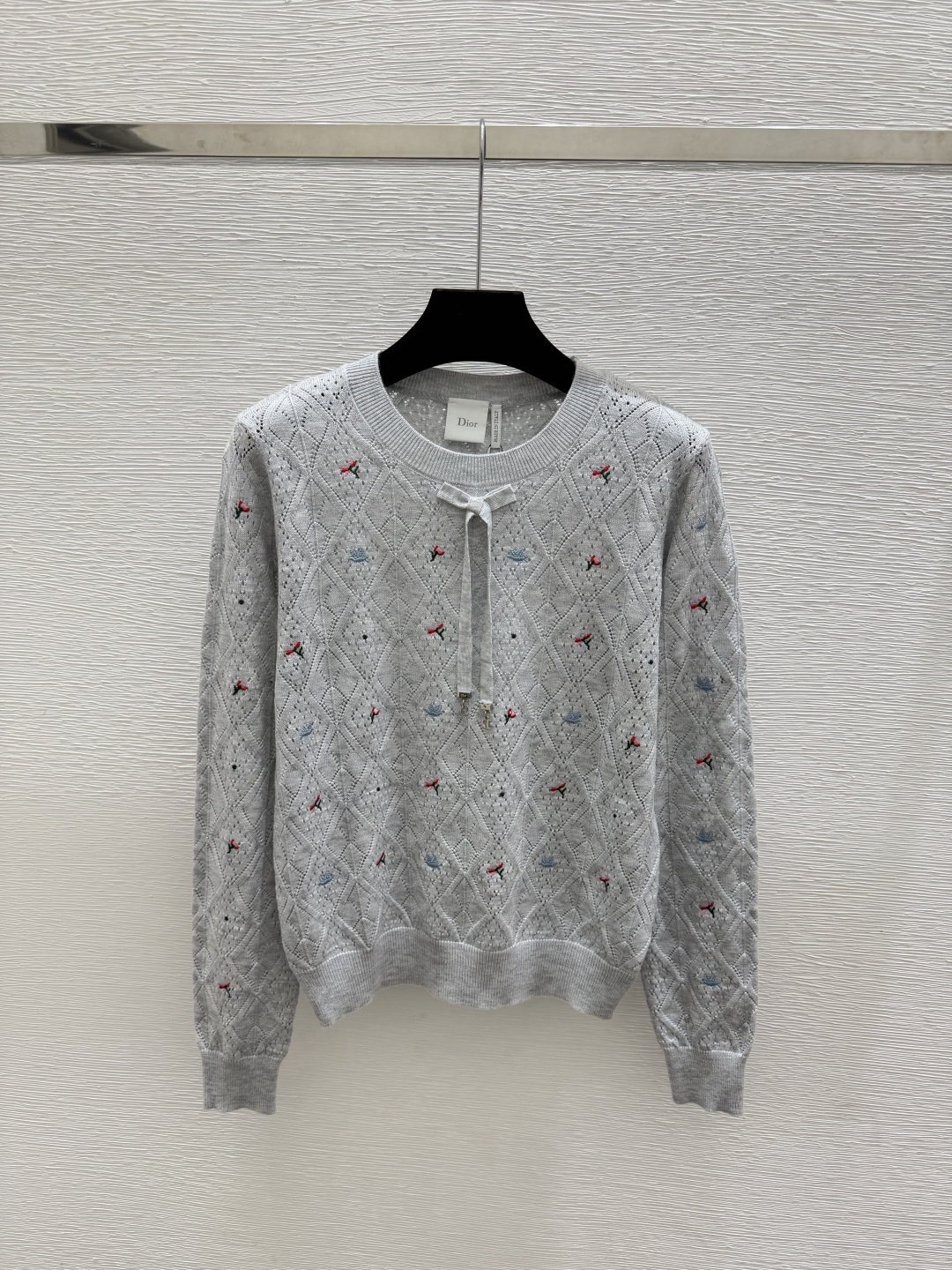 🆕D家🆕  早秋新款 撞色花卉圆领针织长袖 颜色：白色 灰色 宝蓝 尺码：36.38.40
